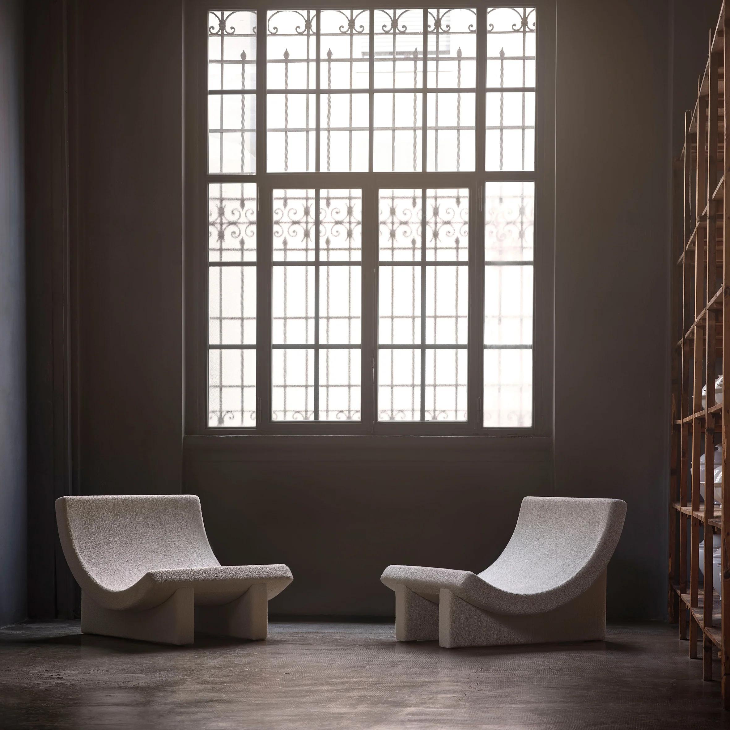 Trench es una colección de sofás y sillones que reinterpreta el concepto de asiento tapizado con nuevas proporciones. Su forma pura, casi ancestral, emana una presencia escultural, pero asombra por su excepcional comodidad, definida por una única