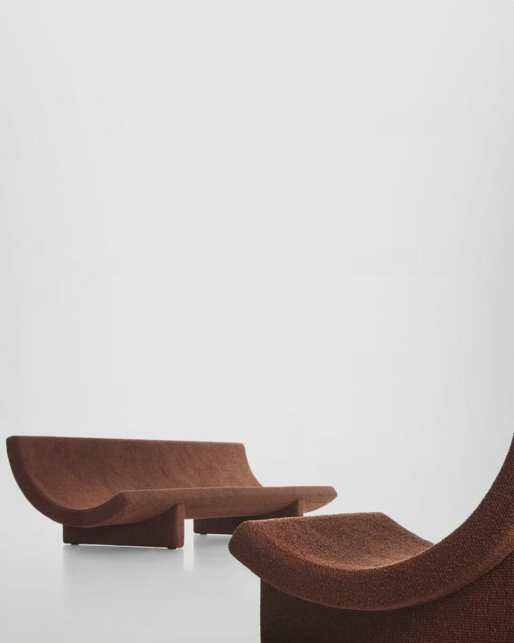Trench est une collection de canapés et de fauteuils qui réinterprète le concept de siège rembourré avec de nouvelles proportions. Sa forme pure, presque ancestrale, dégage une présence sculpturale, mais étonne par son confort exceptionnel, défini