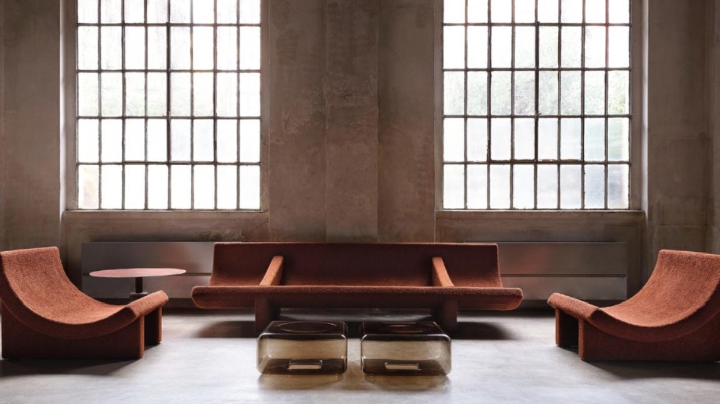 Trench est une collection de canapés et de fauteuils qui réinterprète le concept de siège rembourré avec de nouvelles proportions. Sa forme pure, presque ancestrale, dégage une présence sculpturale, mais étonne par son confort exceptionnel, défini