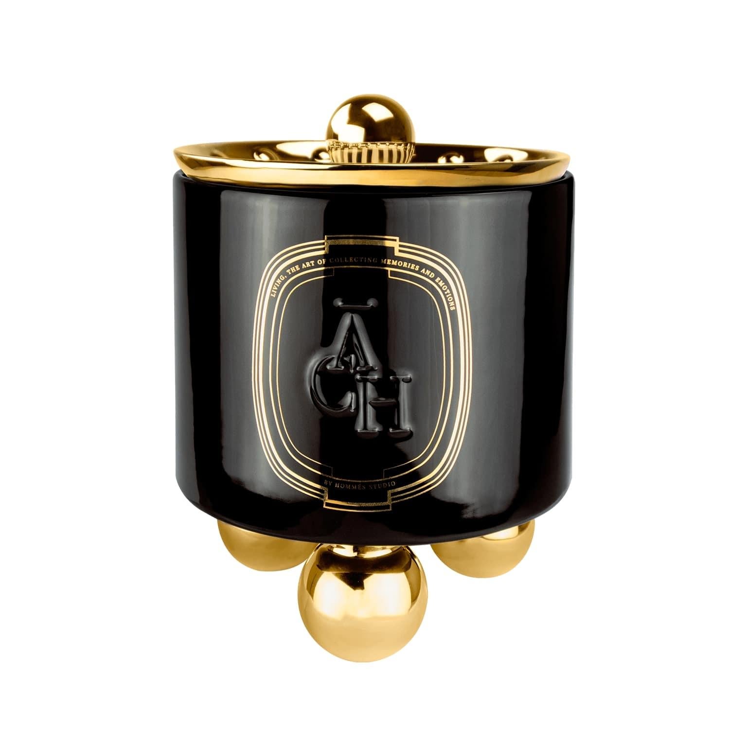 Luxury Candle Bois Oud Scented, Black Ceramic Candleholder Natural Fragrance

Achi candle releases a hypnotic perfume adding extra value to a space thanks to its eye-catching container design. The natural composition of scents promises to excite