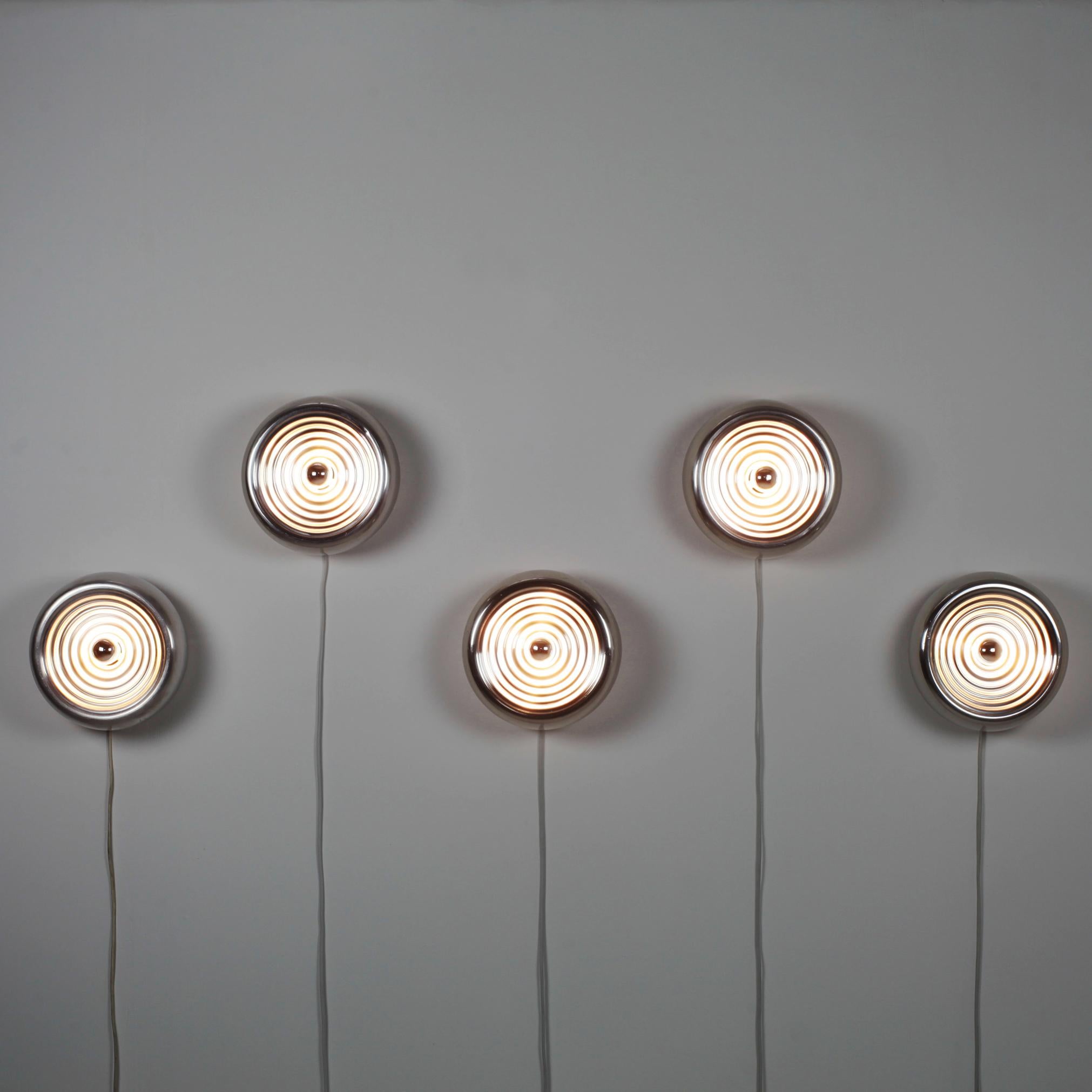 Beautiful set of 5 wall or ceiling lamps by Achille and Pier Giacomo Castiglioni manufactured by Flos in the late 1960s.
Polished corrugated spun aluminum.
No longer manufactured.
Iconic design.

Need E14 bulb.