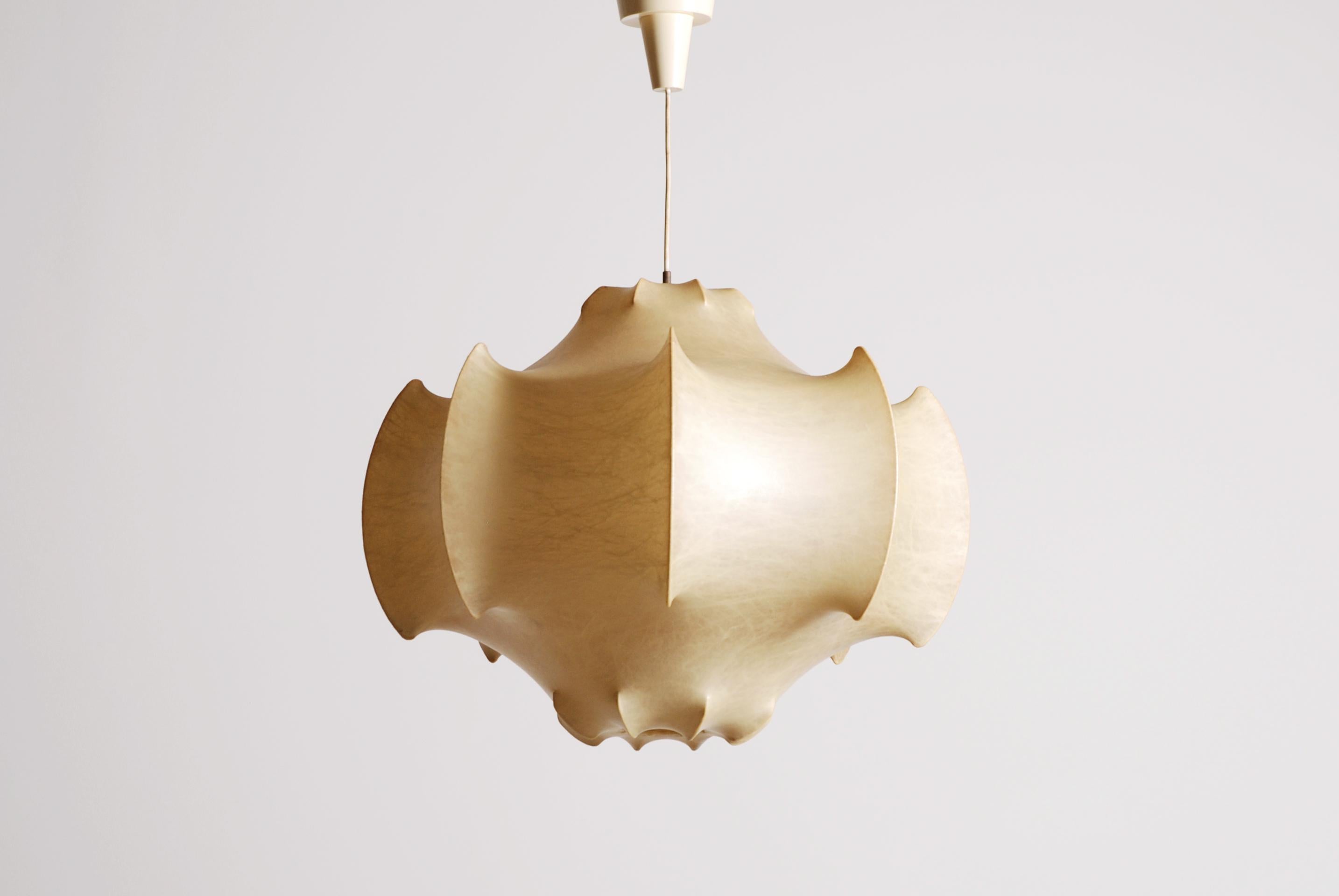 Large 26,4 inches Suspension lamp designed by Achille and Pier Giacomo Castiglioni. This iconic 