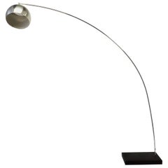 Lampe Arco stylisée par Achille et Pierre Giacomo Castiglioni