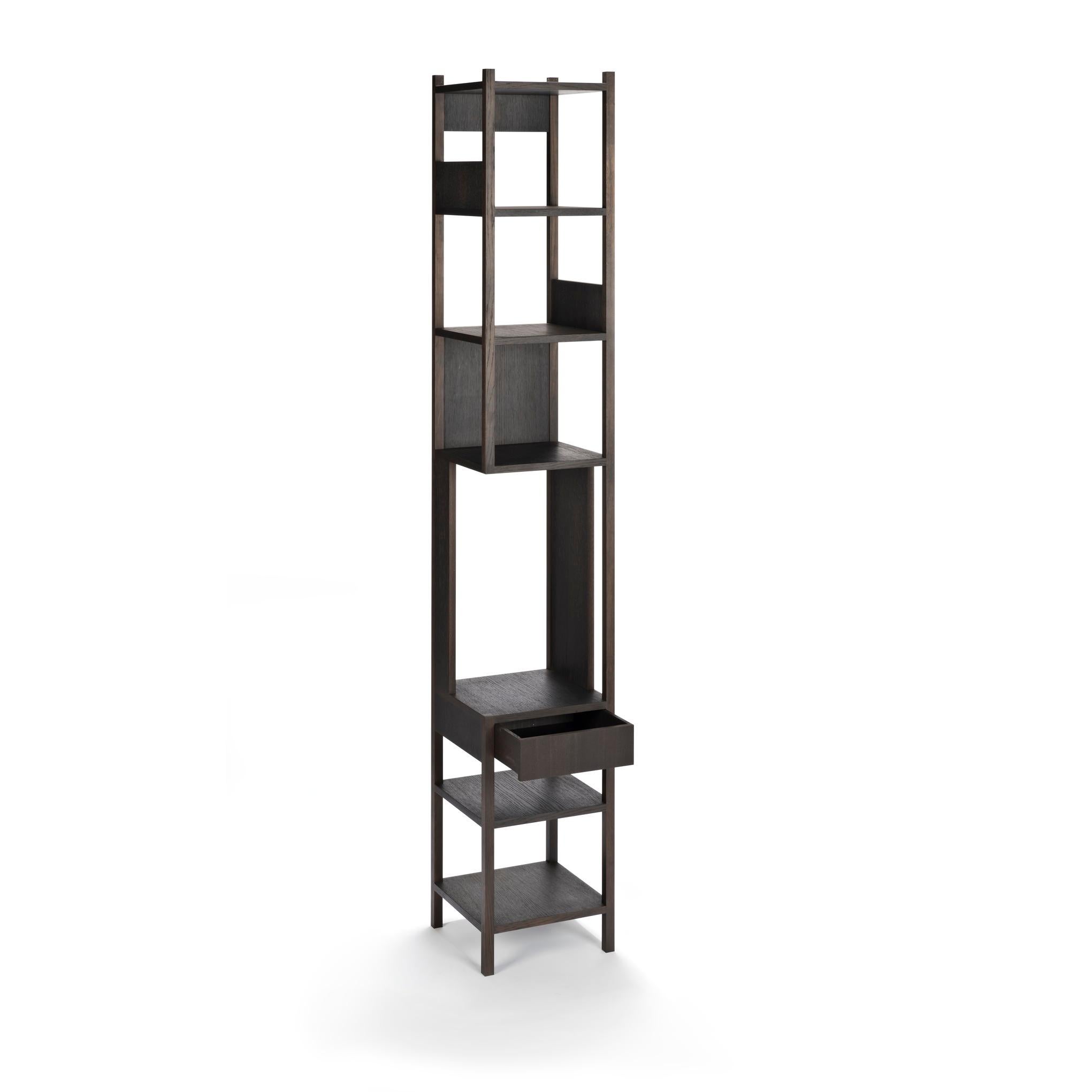 Achille Castiglioni, 1991 Left Handed Black Oiled Oak Lungangolo For Karakter (Lungangolo en chêne huilé noir pour gauchers)

On dit de Castiglioni qu'il réfléchit beaucoup à l'espace perdu. Des pouces et des mètres carrés vides qui pourraient être