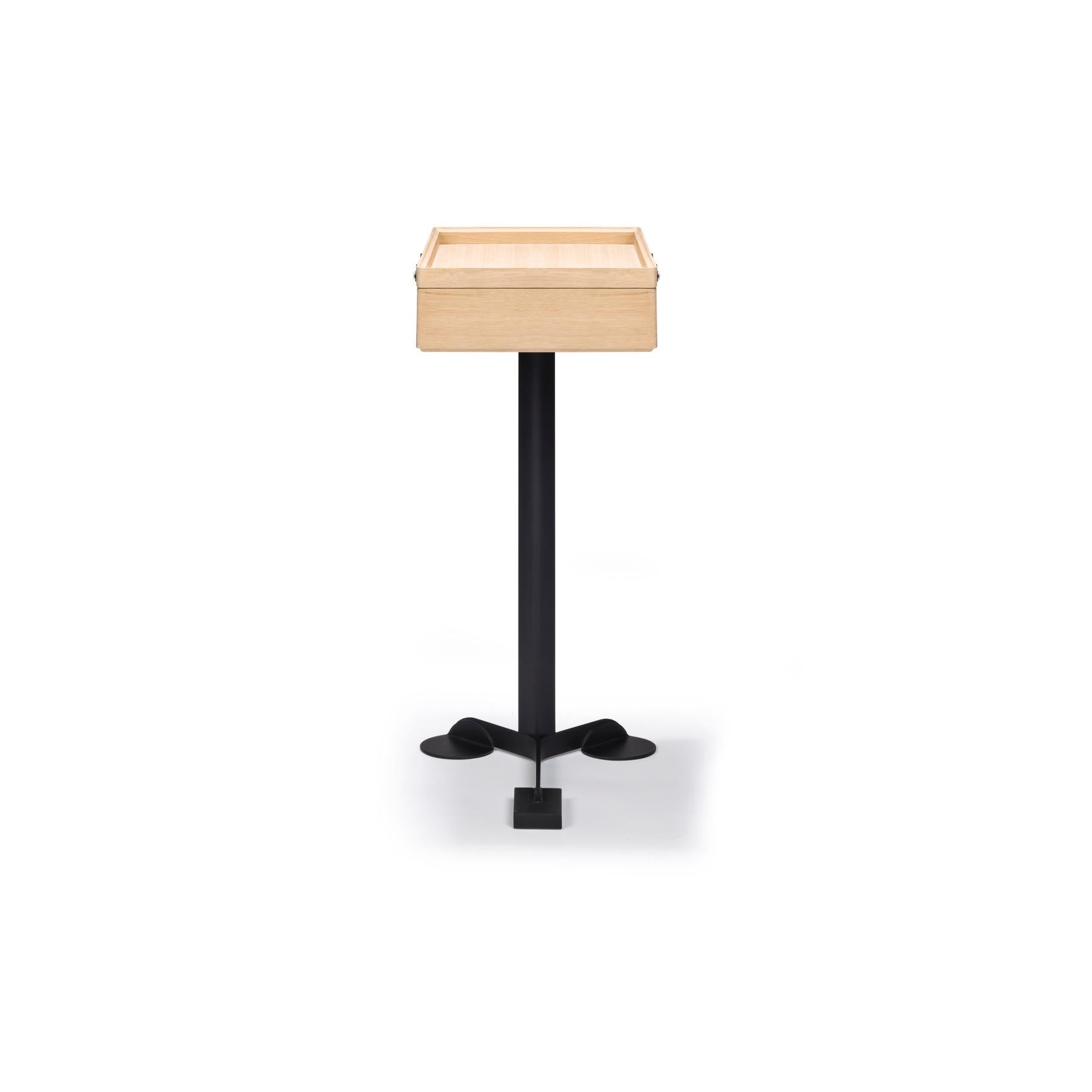 Versatile mobile contenitore progettato da Achille Castiglioni e Giancarlo Pozzi nel 1988. 

Si dice che Castiglioni rifletta molto sullo spazio perduto. Pollici e metri quadrati vuoti che potrebbero essere riempiti con un bel design, ma che per