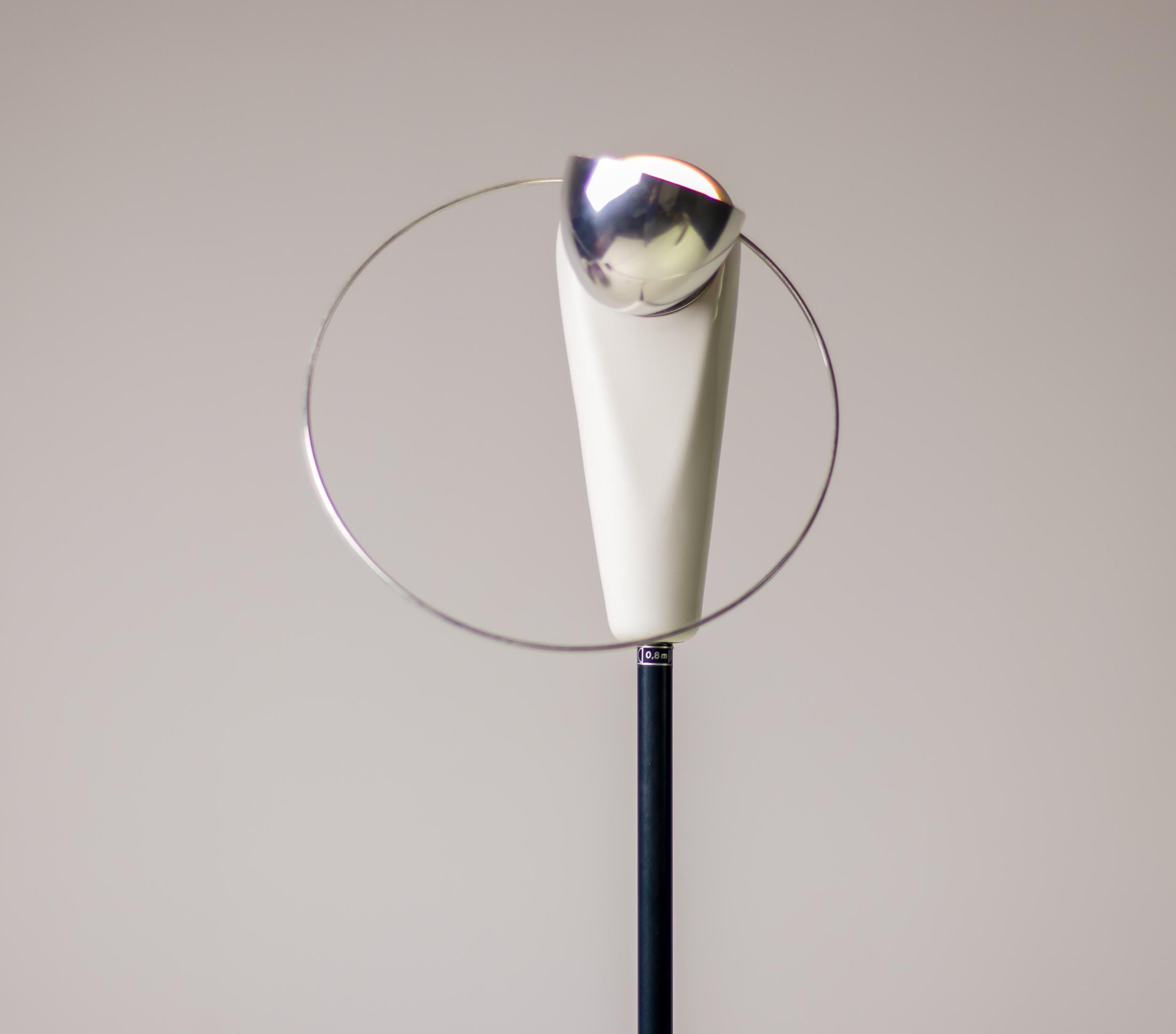Rarísima lámpara de pie Bibip diseñada en 1976 por el legendario diseñador italiano Achille Castiglioni para Flos.
Un diseño bonito, pero también muy práctico, que puede utilizarse tanto como luz ascendente como descendente.
Marcado con