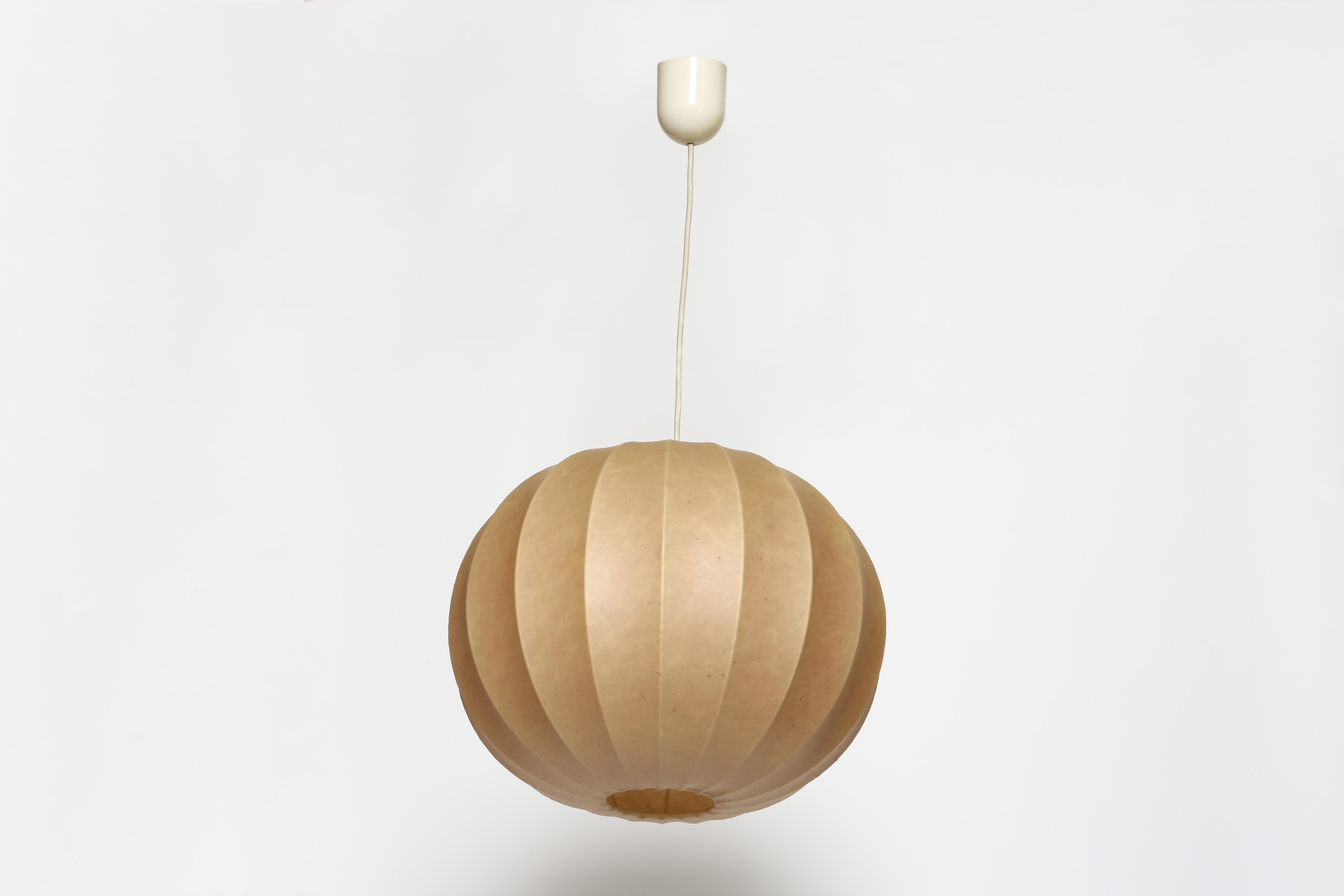 Achille Castiglioni cocoon suspension light by Flos, attributed
Designed and manufactured in Italy in 1960s.
Resin and enameled steel frame.
Resin was applied to the frame with spraying technique.
Takes one medium base bulb.
Complimentary US