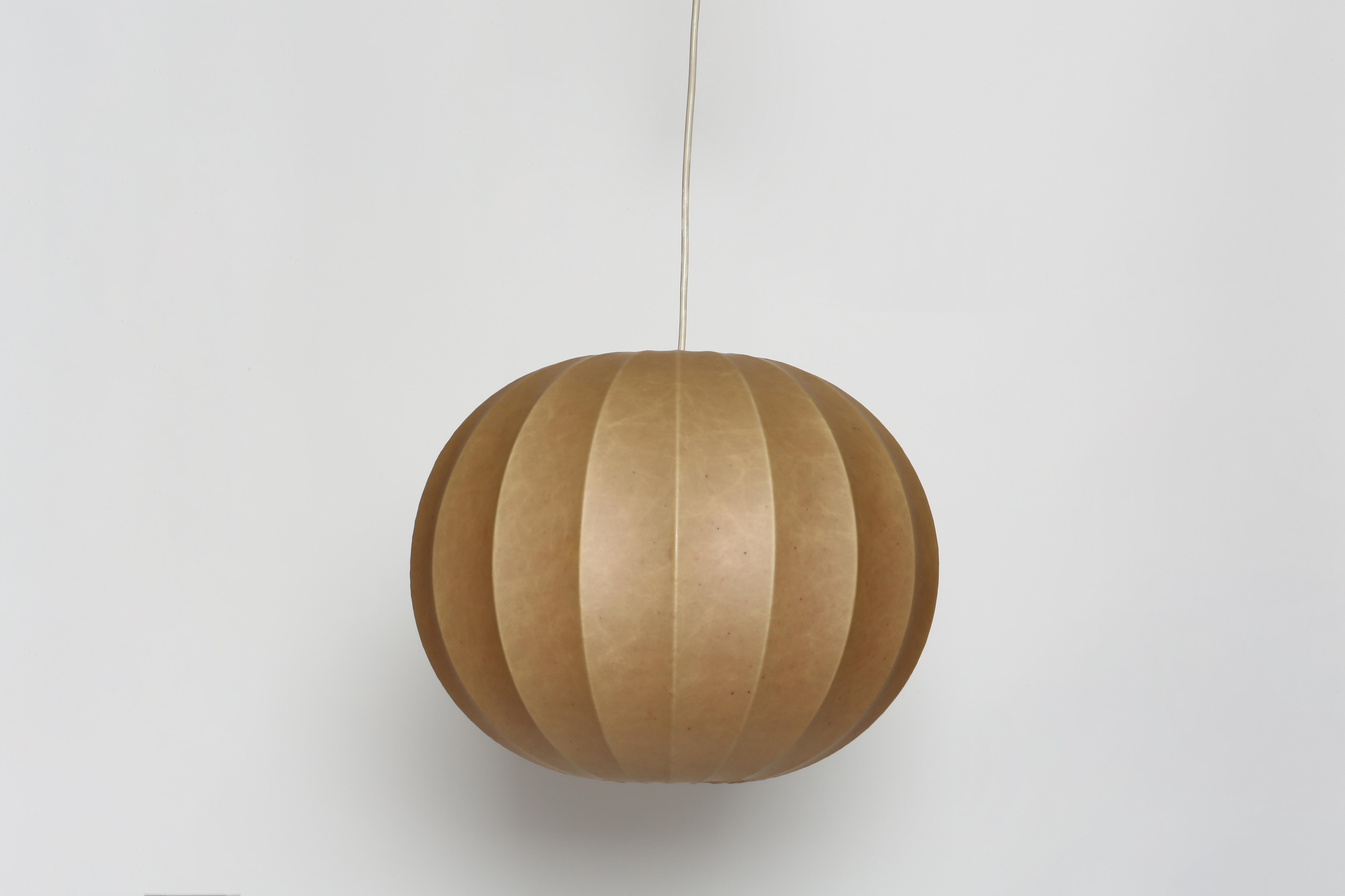 italien Achille Castiglioni cocoon suspension light for Flos, attributed Italy 1960s en vente
