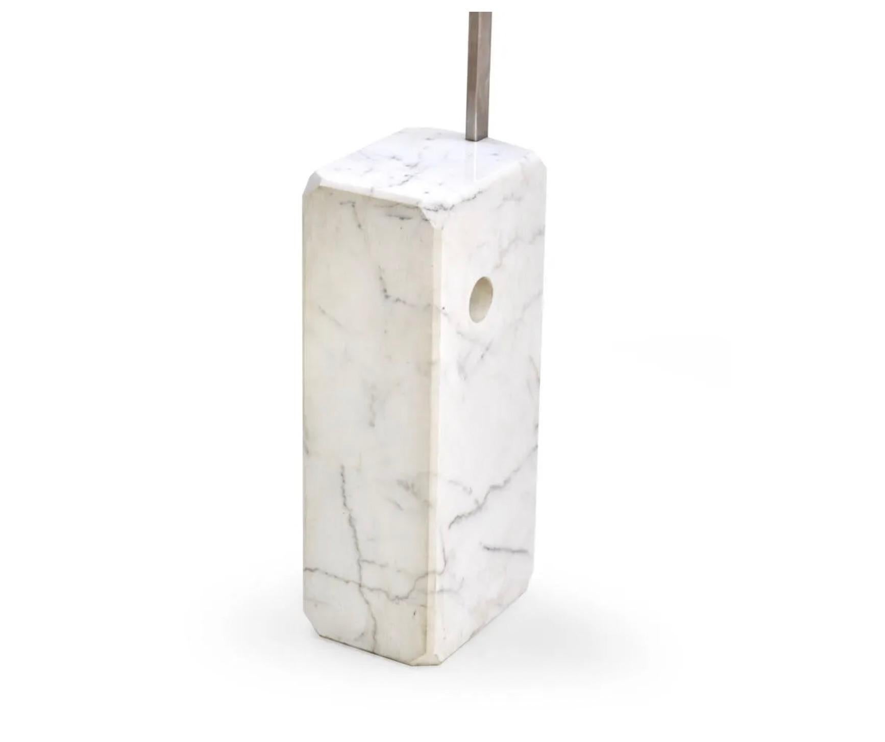 Fin dal suo debutto nel 1962, la moderna lampada da terra ad arco è stata considerata un classico del design. I Famed Castiglioni non hanno risparmiato nessun dettaglio quando l'hanno creata, dagli angoli smussati della base in vero marmo di Carrera