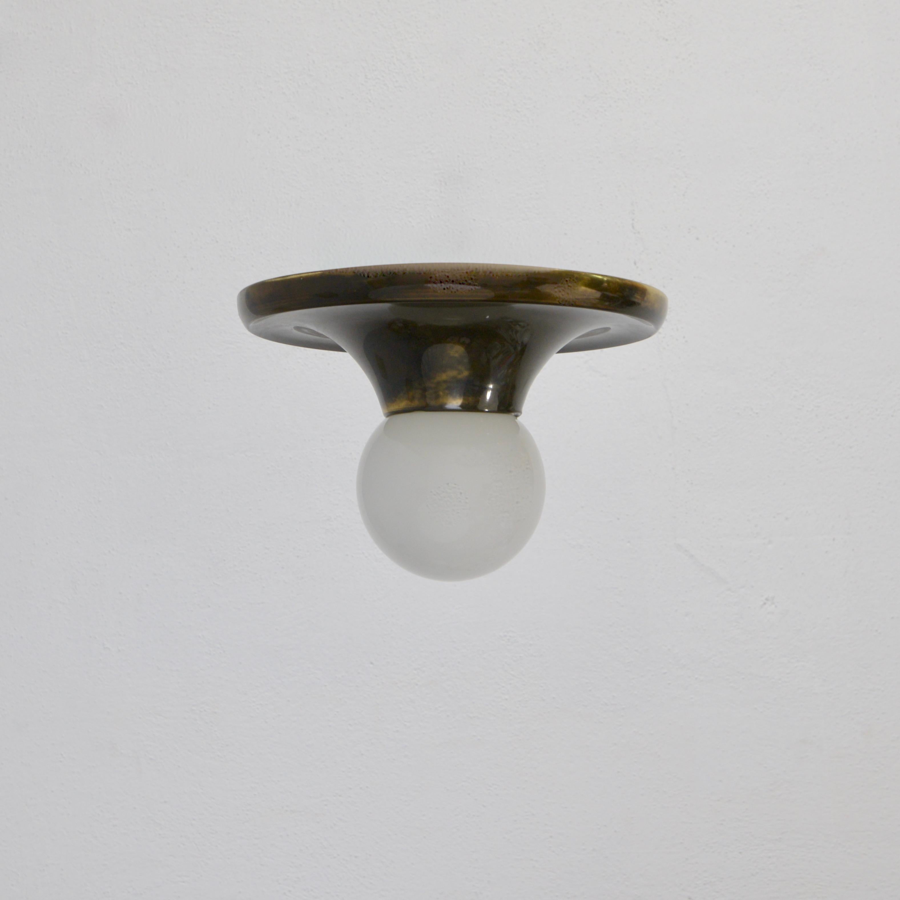 Luminaire encastré ou mural classique italien des années 1950 par Achille Castiglioni en laiton foncé et verre soufflé. Câblée avec une seule douille E26 à base moyenne pour une utilisation aux Etats-Unis.
Mesures :
12.75