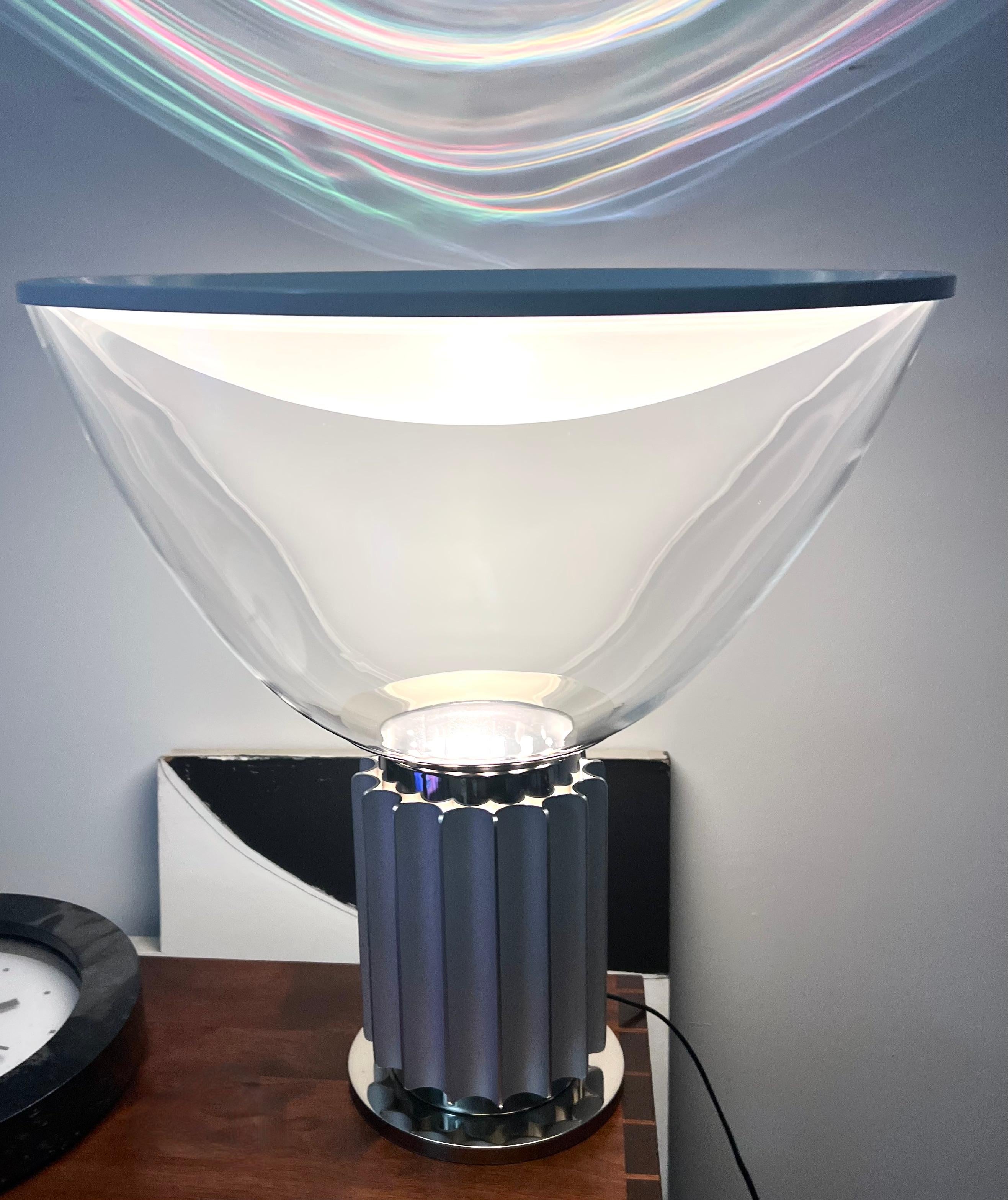 Lampe de table italienne moderne 'Taccia' conçue par Achille Castiglioni pour Flos dans les années 1960. La base en aluminium et en métal poli est surmontée d'un abat-jour en forme de bol en verre inversé et d'un abat-jour en aluminium blanc. Label
