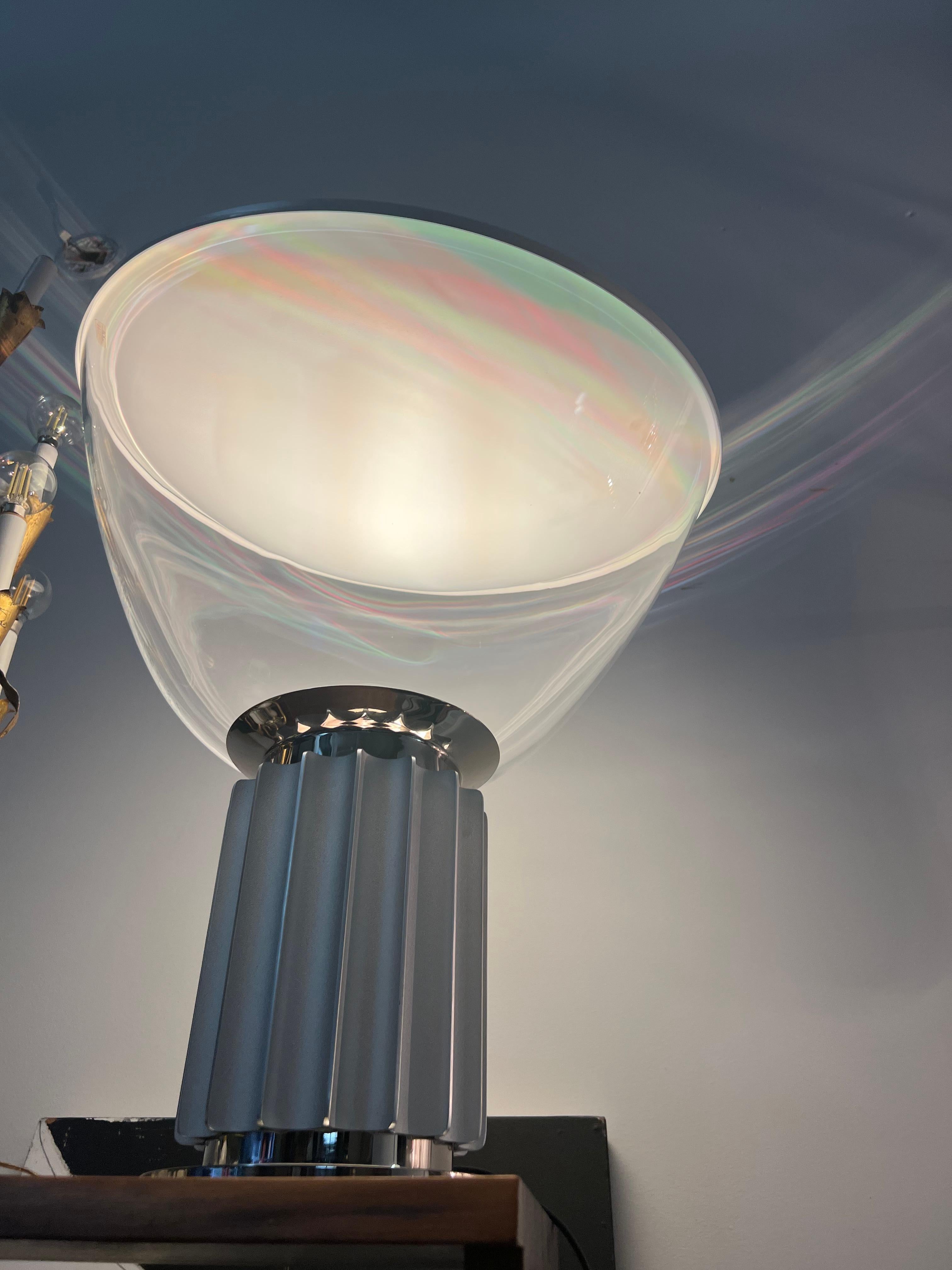 Metà XX secolo Achille Castiglioni per Flos Lampada da tavolo moderna italiana 'Taccia', grande, A. Silver in vendita