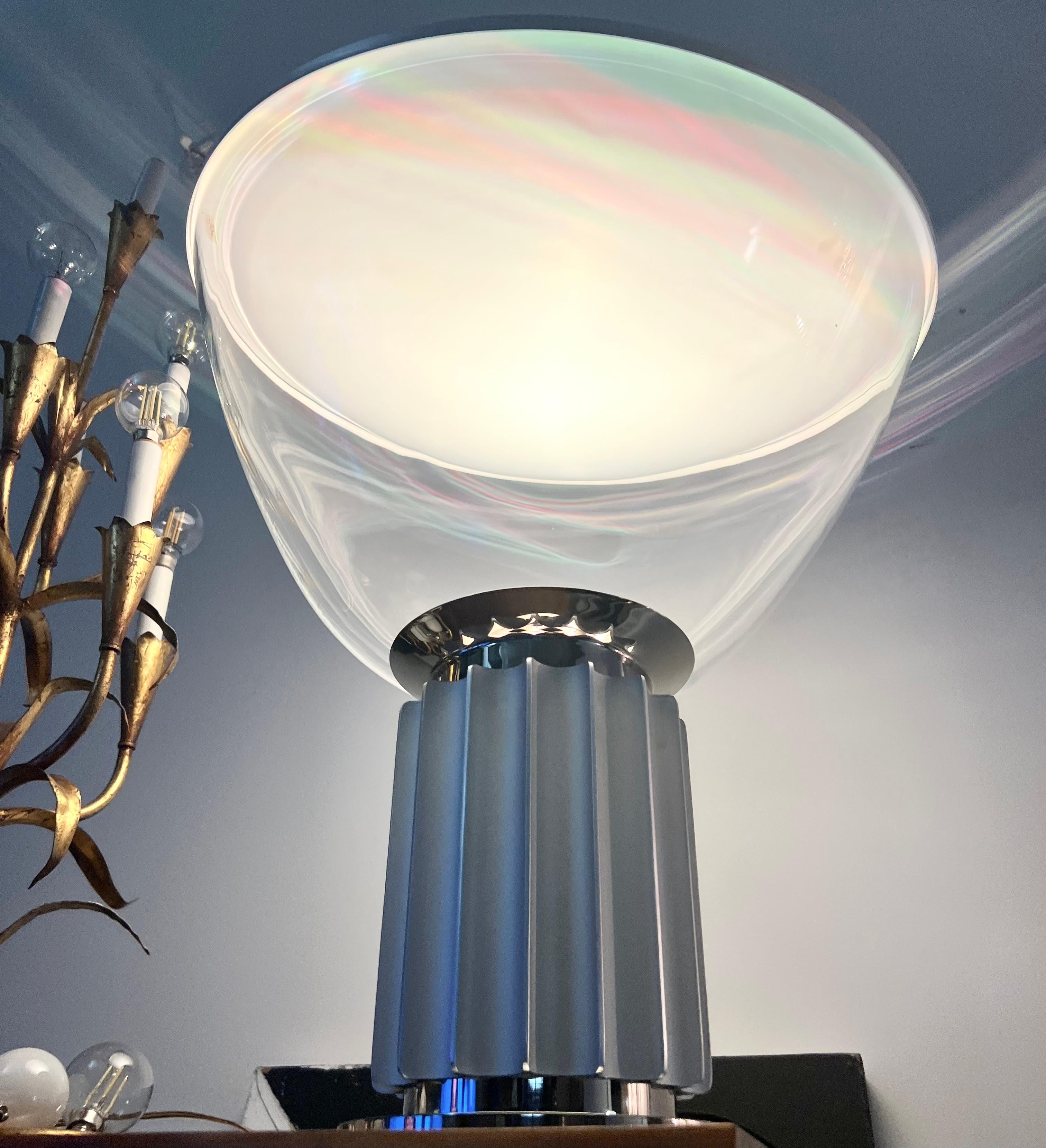 Mid-Century moderno Achille Castiglioni per Flos Lampada da tavolo moderna italiana 'Taccia', grande, A. Silver in vendita