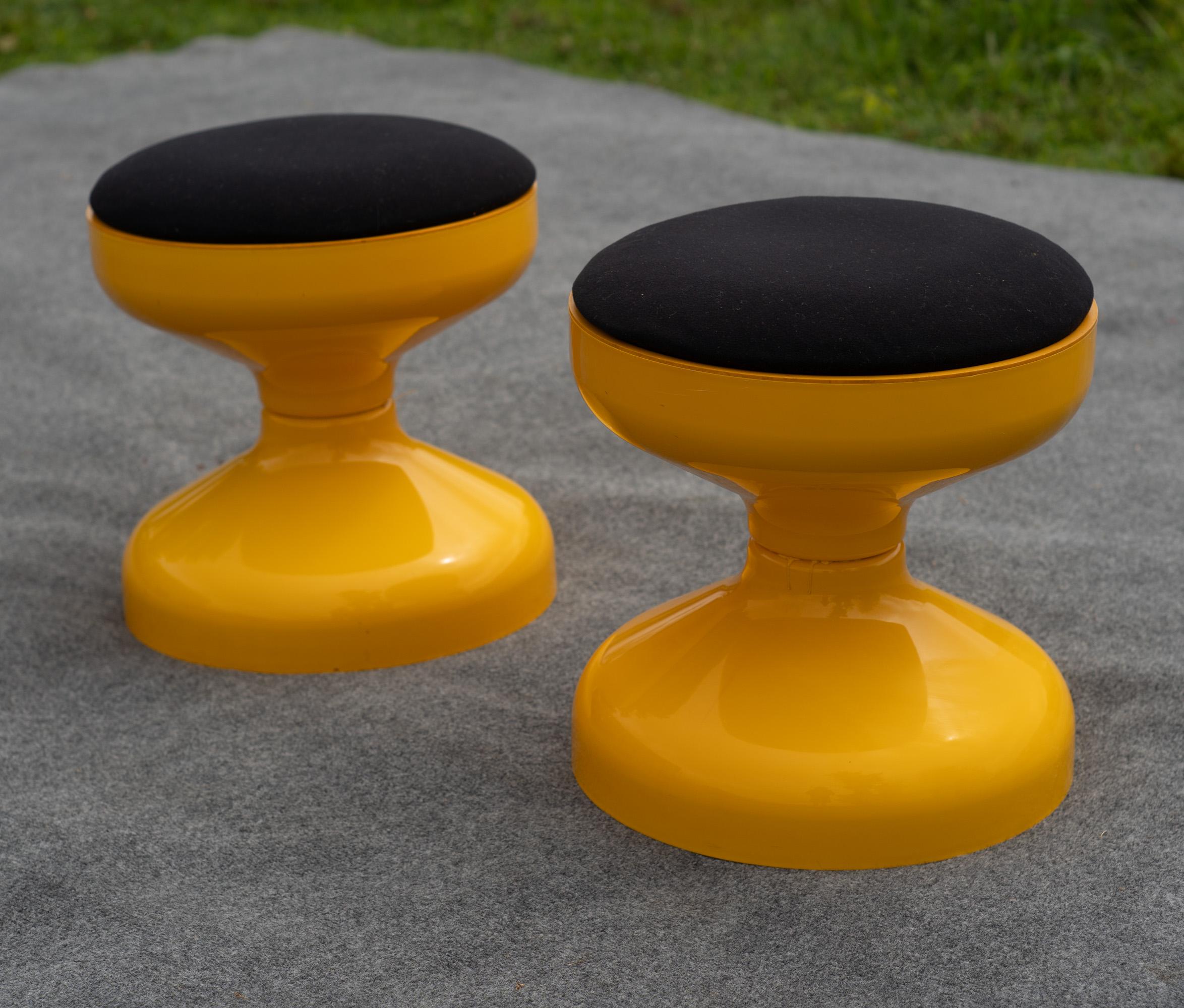 Conçue dans les années 1970 par Achille Castiglioni, cette paire de tabourets présente un design symétrique de style haut-bas et est fabriquée en plastique jaune vif. Ils respirent l'amusement et la joie de vivre tout en conservant le look avancé de