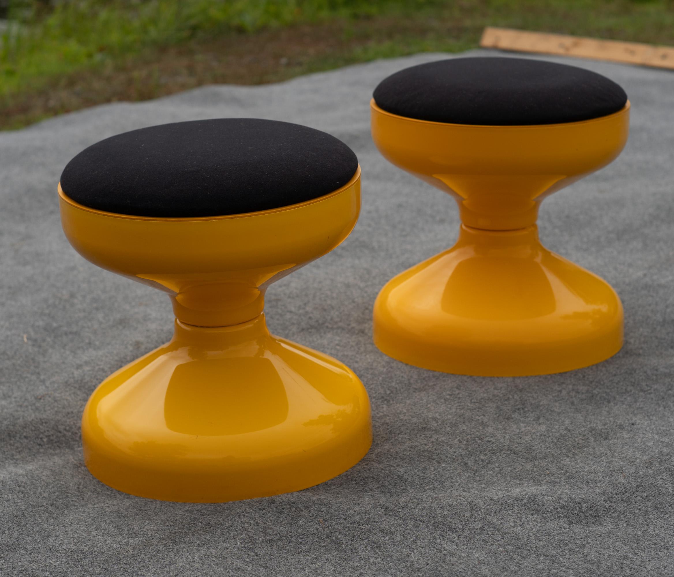 Ère spatiale Achille Castiglioni pour Kartell Paire de tabourets en plastique jaune et noir AGE en vente