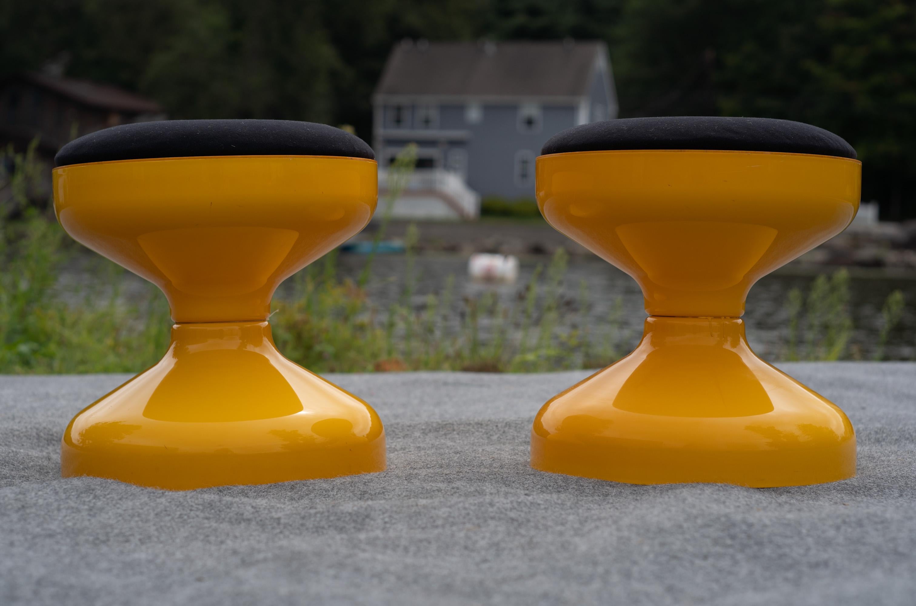 italien Achille Castiglioni pour Kartell Paire de tabourets en plastique jaune et noir AGE en vente