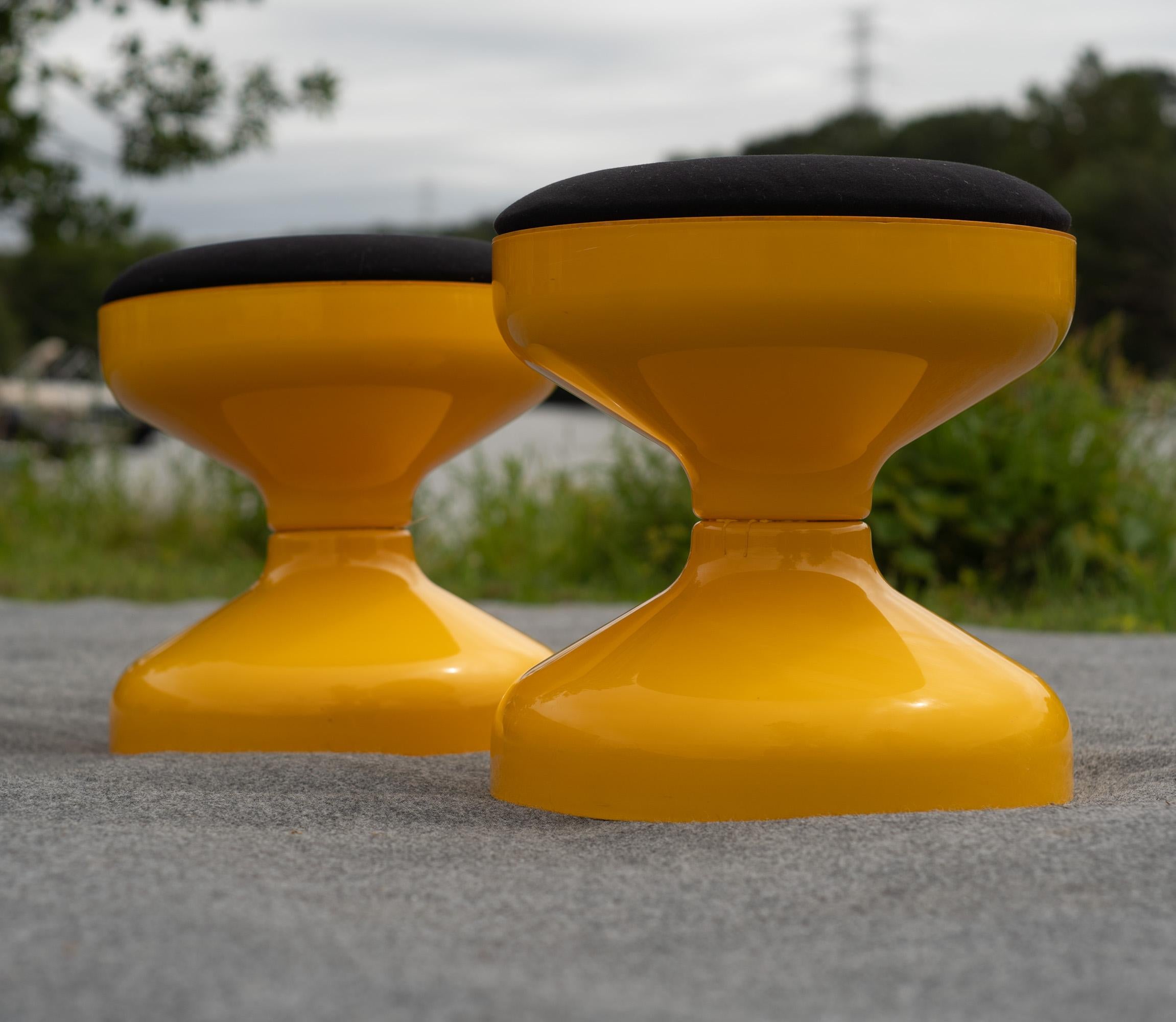 Achille Castiglioni pour Kartell Paire de tabourets en plastique jaune et noir AGE Bon état - En vente à Philadelphia, PA