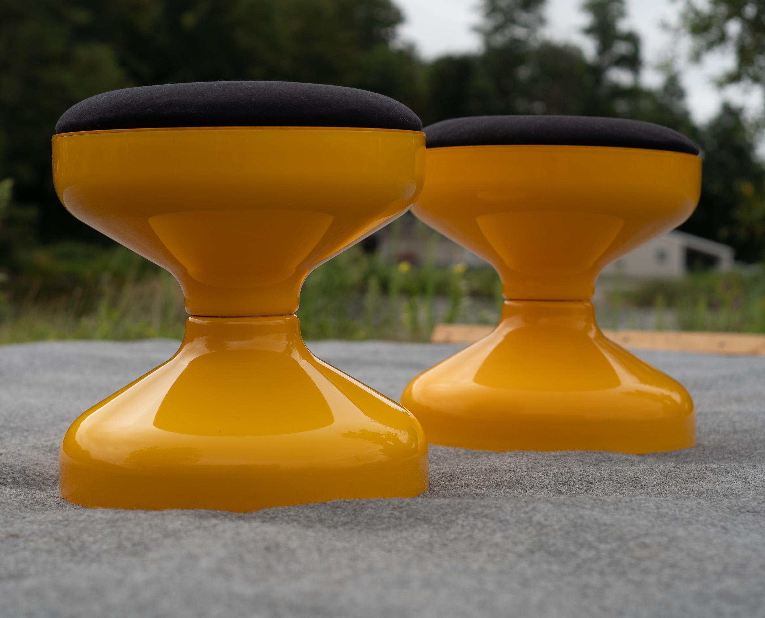 Fin du 20e siècle Achille Castiglioni pour Kartell Paire de tabourets en plastique jaune et noir AGE en vente