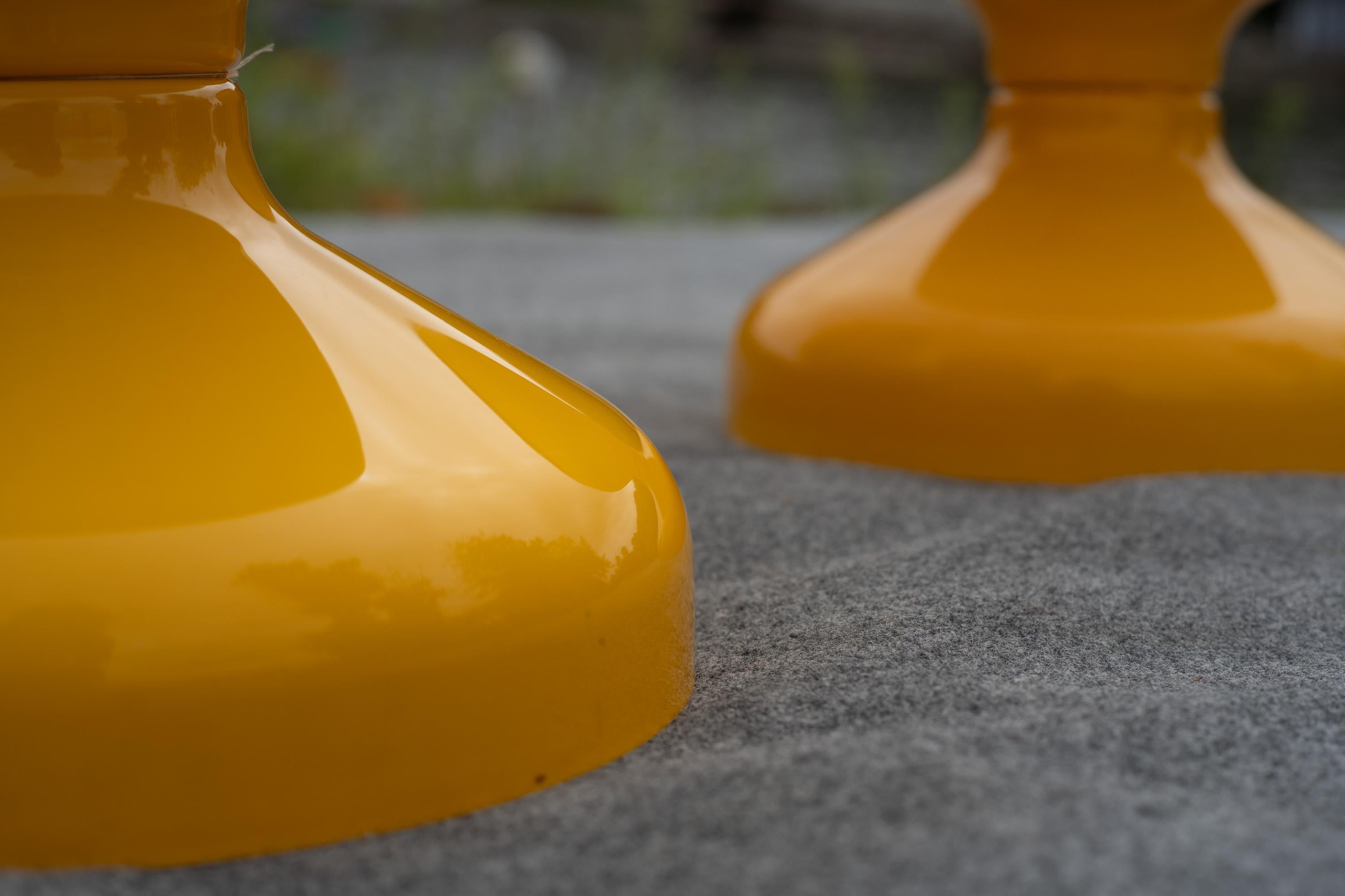 Tissu d'ameublement Achille Castiglioni pour Kartell Paire de tabourets en plastique jaune et noir AGE en vente