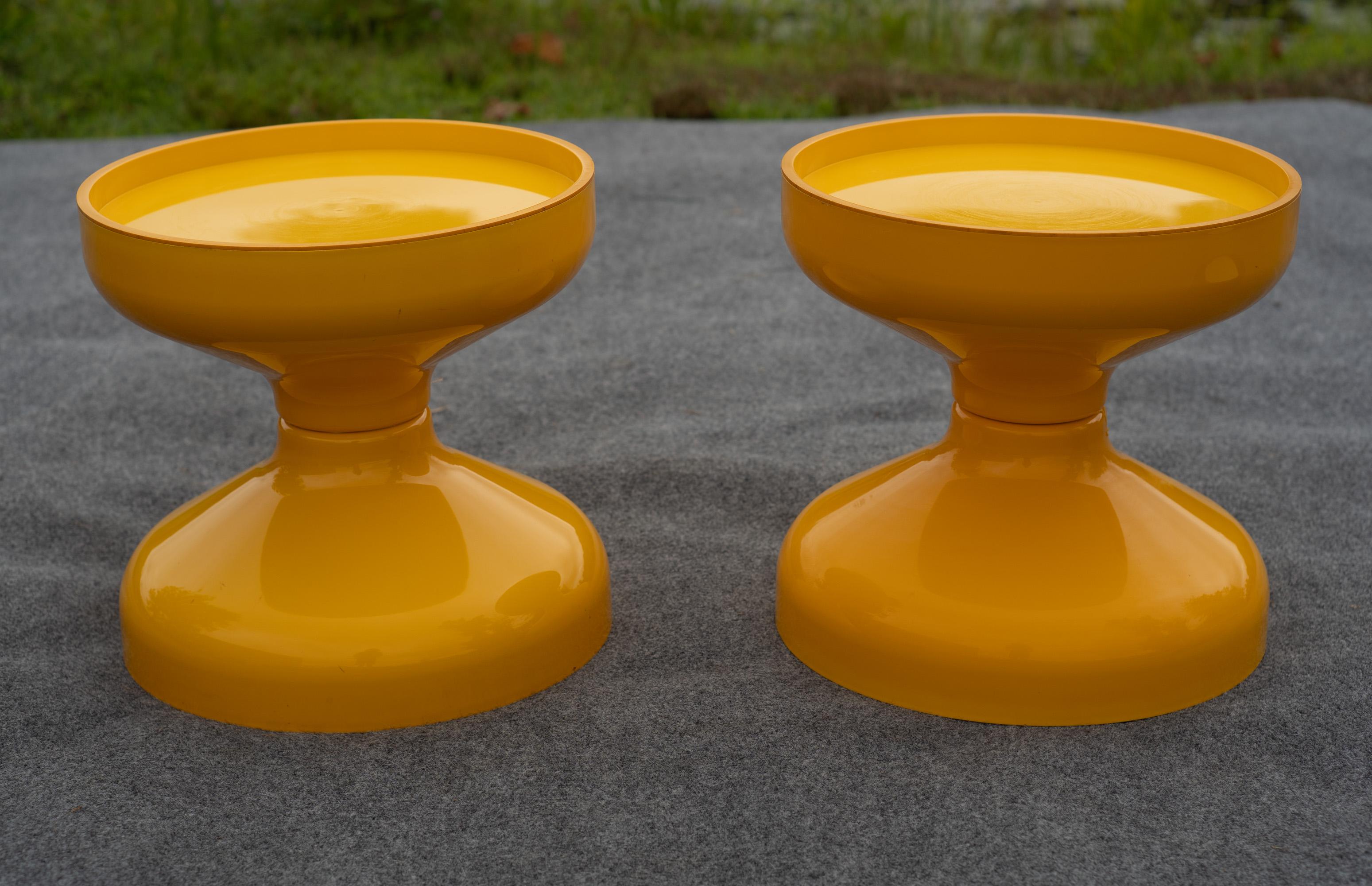 Achille Castiglioni pour Kartell Paire de tabourets en plastique jaune et noir AGE en vente 1