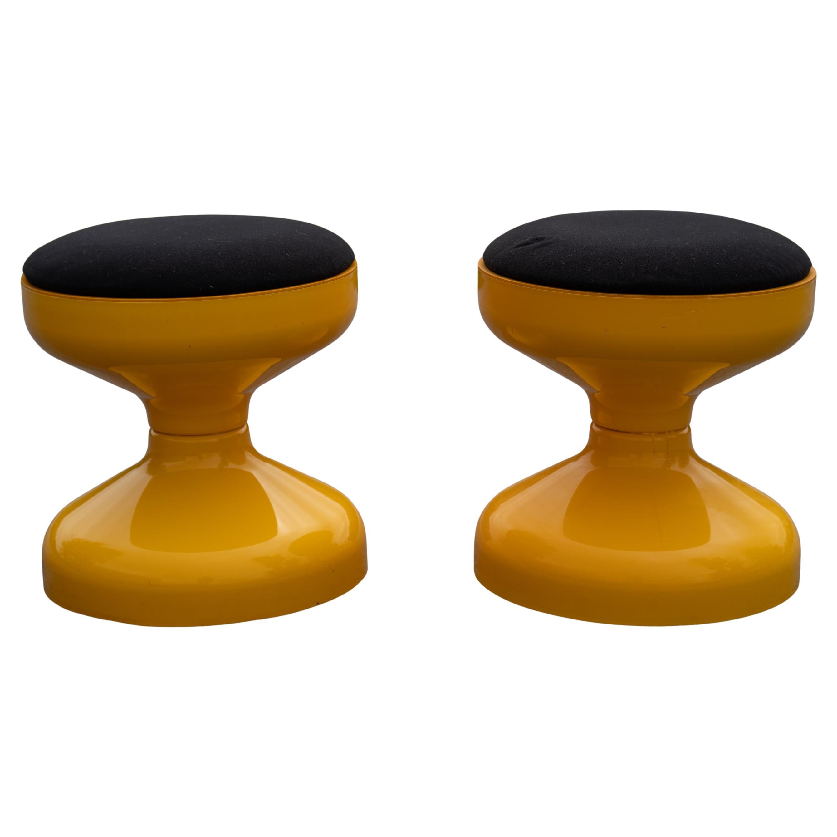 Achille Castiglioni pour Kartell Paire de tabourets en plastique jaune et noir AGE en vente