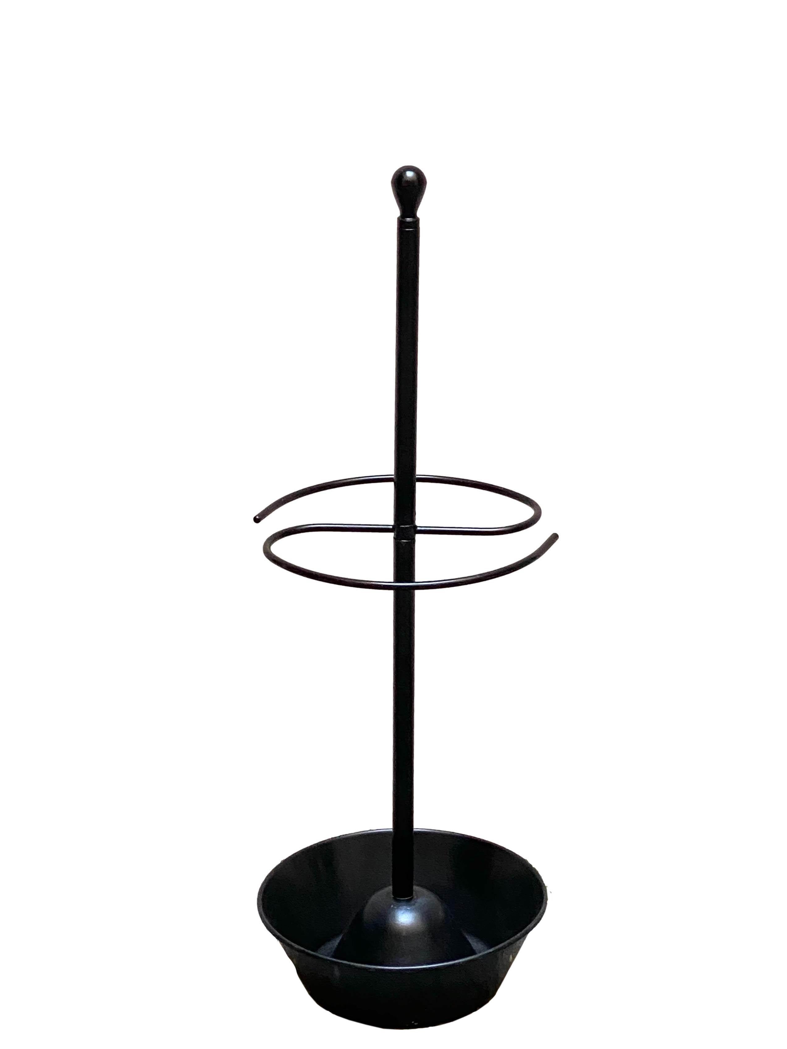 Servopluvio is an essential and intelligent umbrella stand, designed by Achille and Pier Giacomo Castiglioni in 1961 for the Servi series.
It consists of a basin to collect water, a pole and the intriguing, characteristic serpentine that holds the