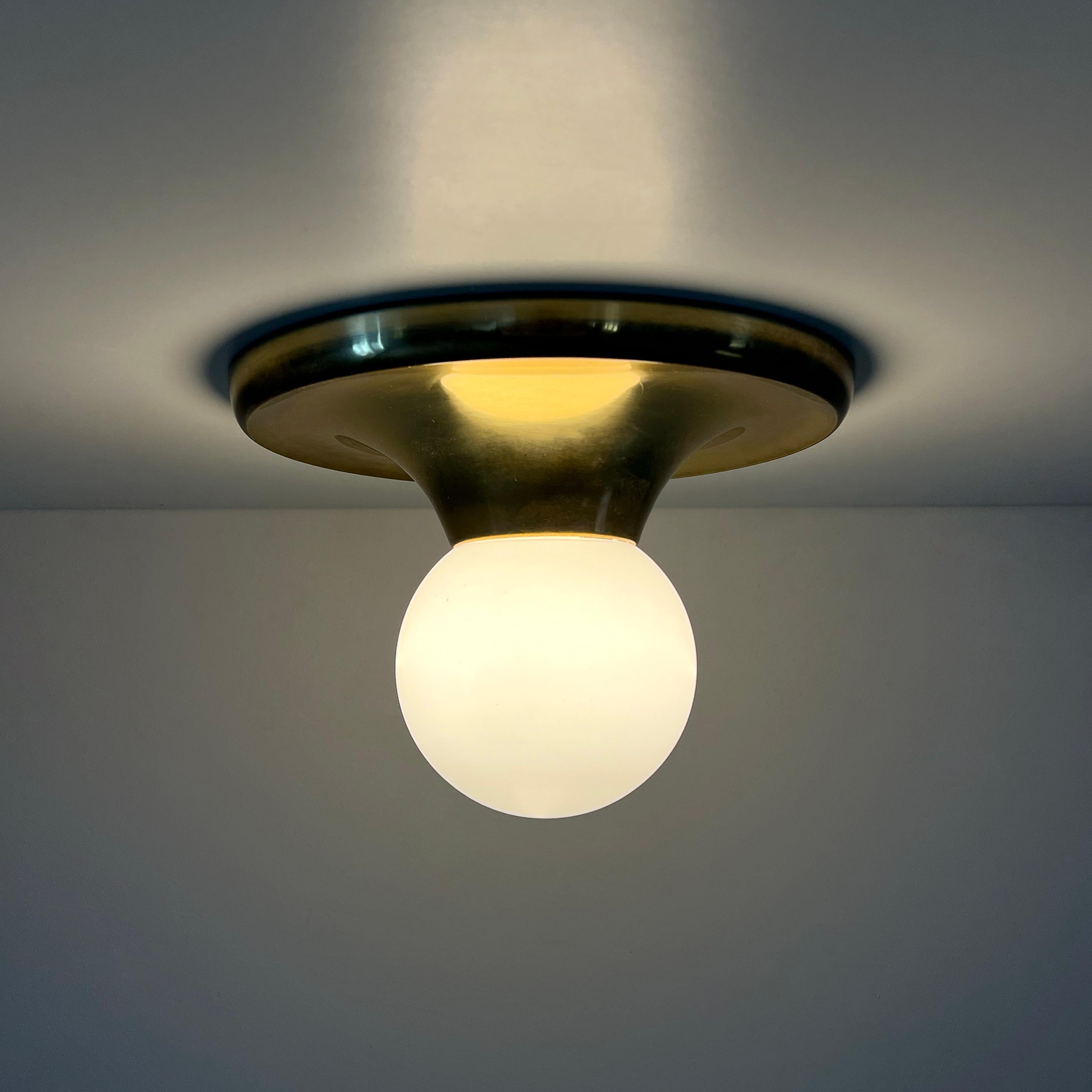 Questa splendida lampada da incasso di grandi dimensioni, nota come 