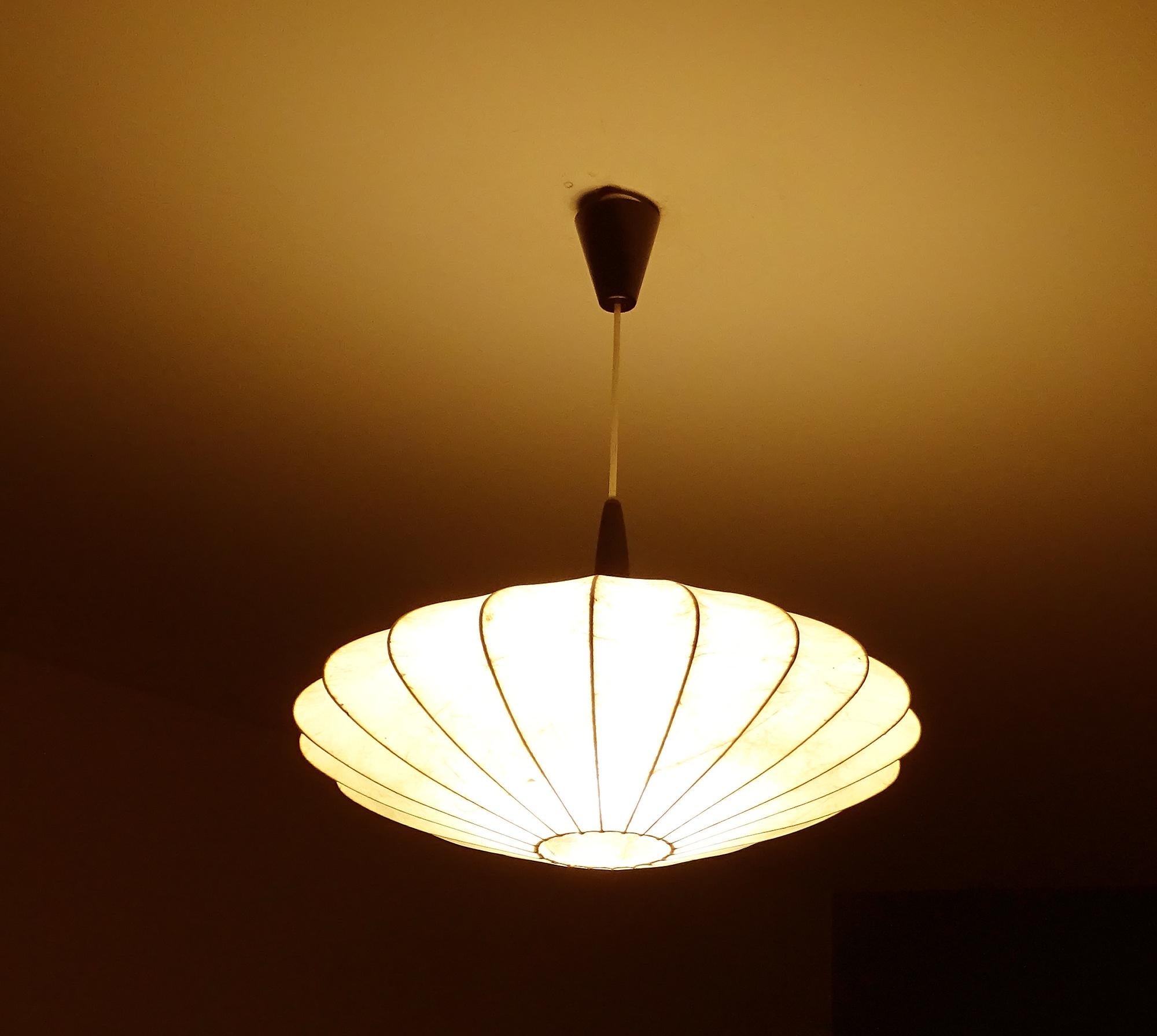 Grande lampada a sospensione a bozzolo di Achille Castiglioni della metà del secolo scorso
Misure: Altezza
23,62 in. / 60 cm - il cavo può essere accorciato - cavo più lungo su richiesta
Diametro
19.68 in. (50 cm)
Una lampadina standard fino a