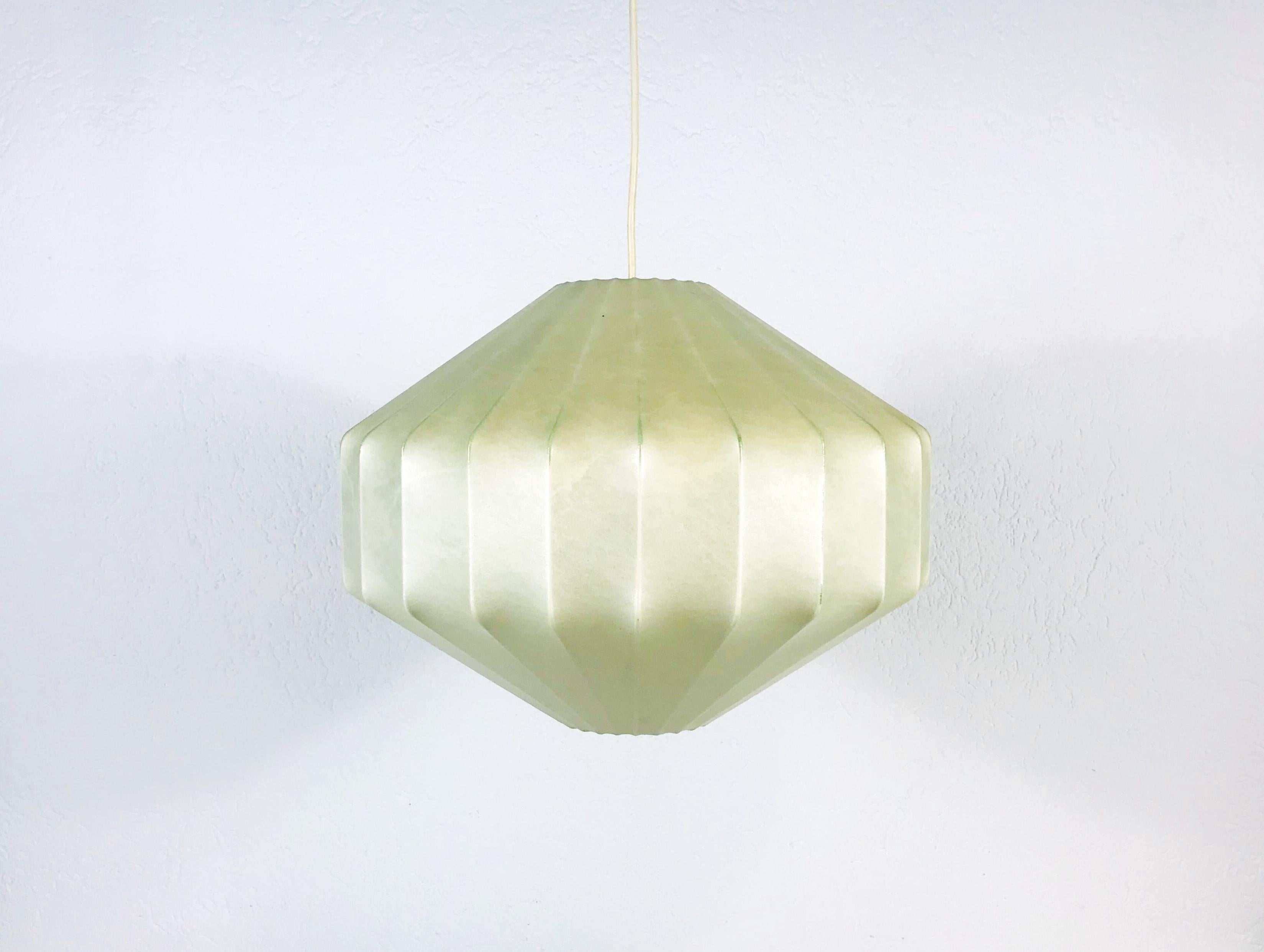 A cocoon hanging lamp made in Italy in the 1960s. It has a beautiful Losange design made by Castiglioni. The lighting is in a very good vintage condition.

The light requires one E27 light bulb.
  