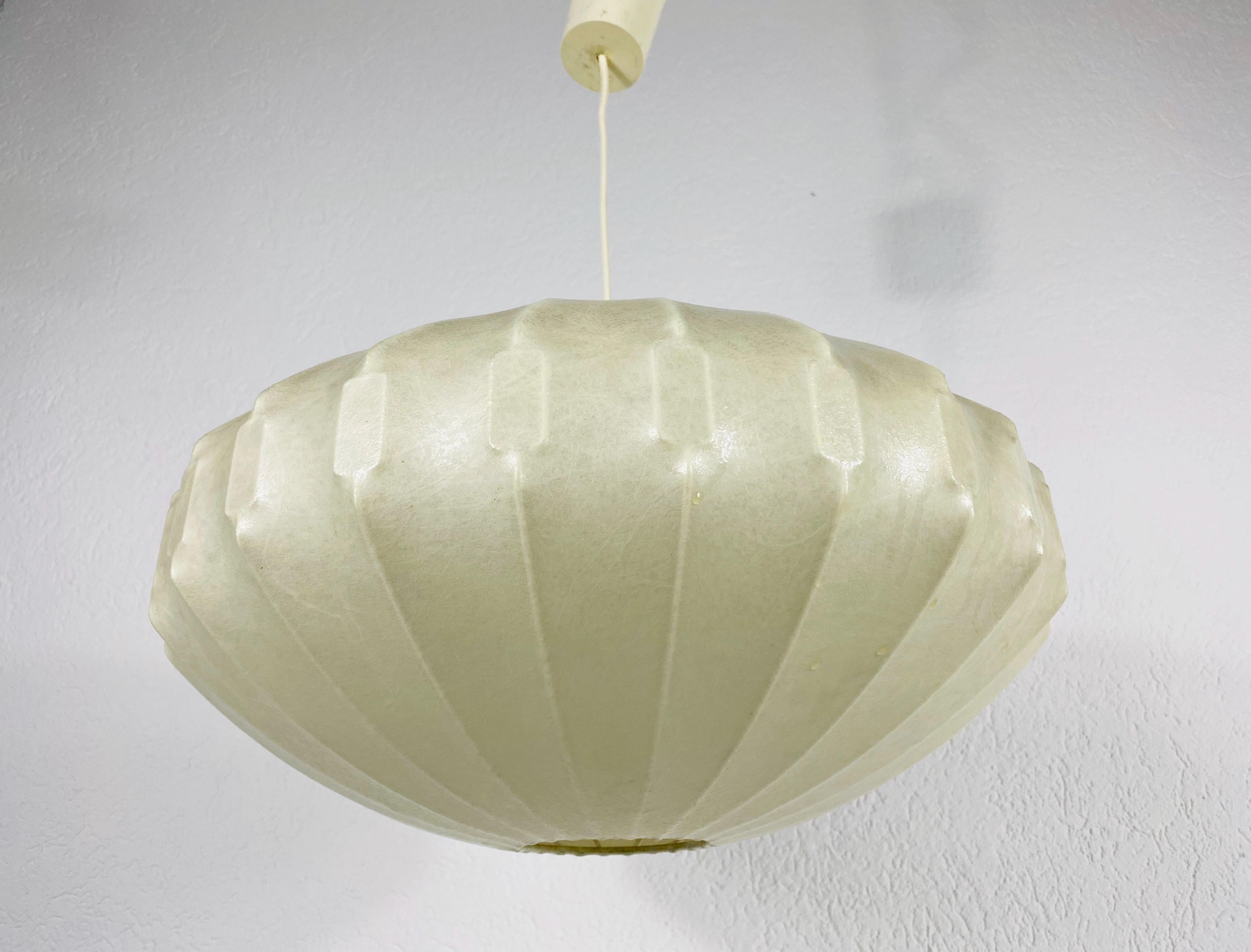 A cocoon hanging lamp made in Italy in the 1960s. It has a beautiful Losange design made by Castiglioni. The lighting is in a very good vintage condition.

Measures: Max height 100 cm
Height of shade 25 cm
Diameter 46 cm 

The light requires