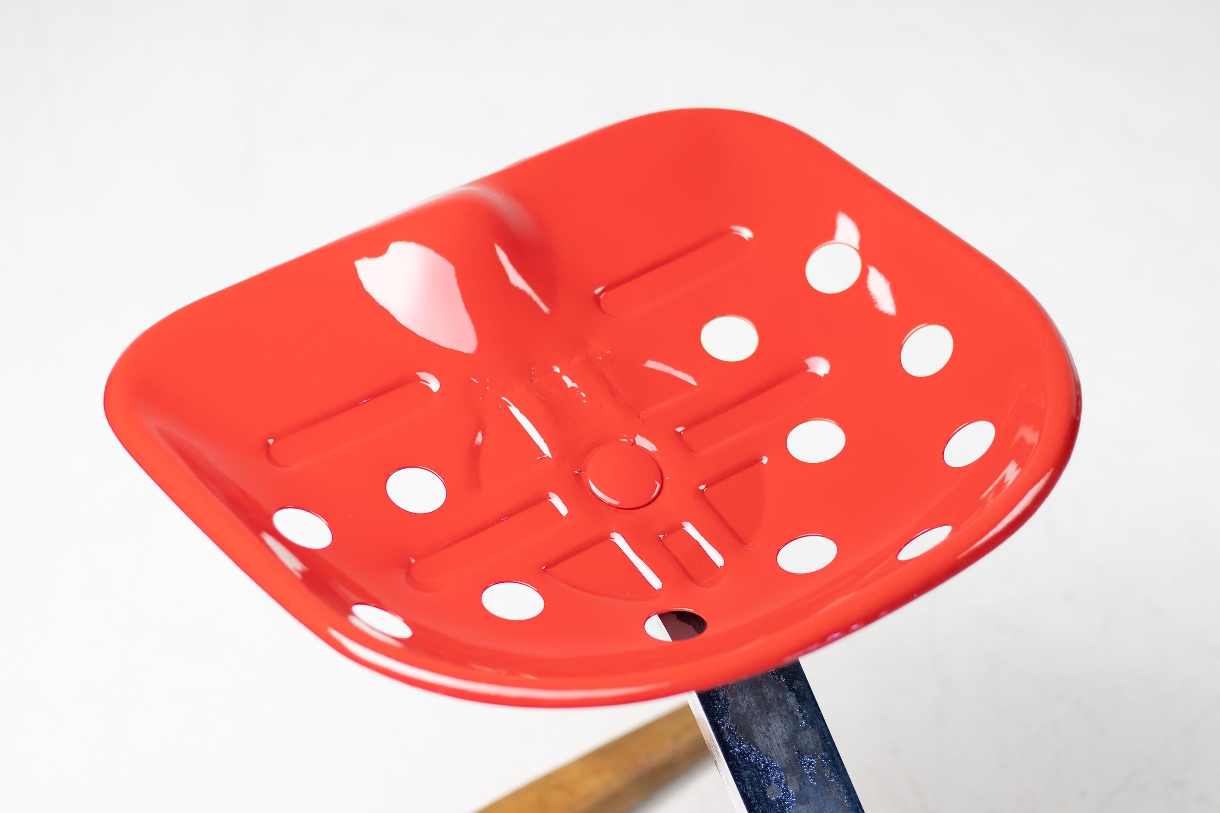 Taburete Mezzadro muy temprano de color rojo brillante diseñado por Achille Castiglioni para Zanotta.
En manos de los hermanos Castiglioni, el taburete Mezzadro para Zanotta transforma un simple asiento de tractor en un objeto icónico, alterando la