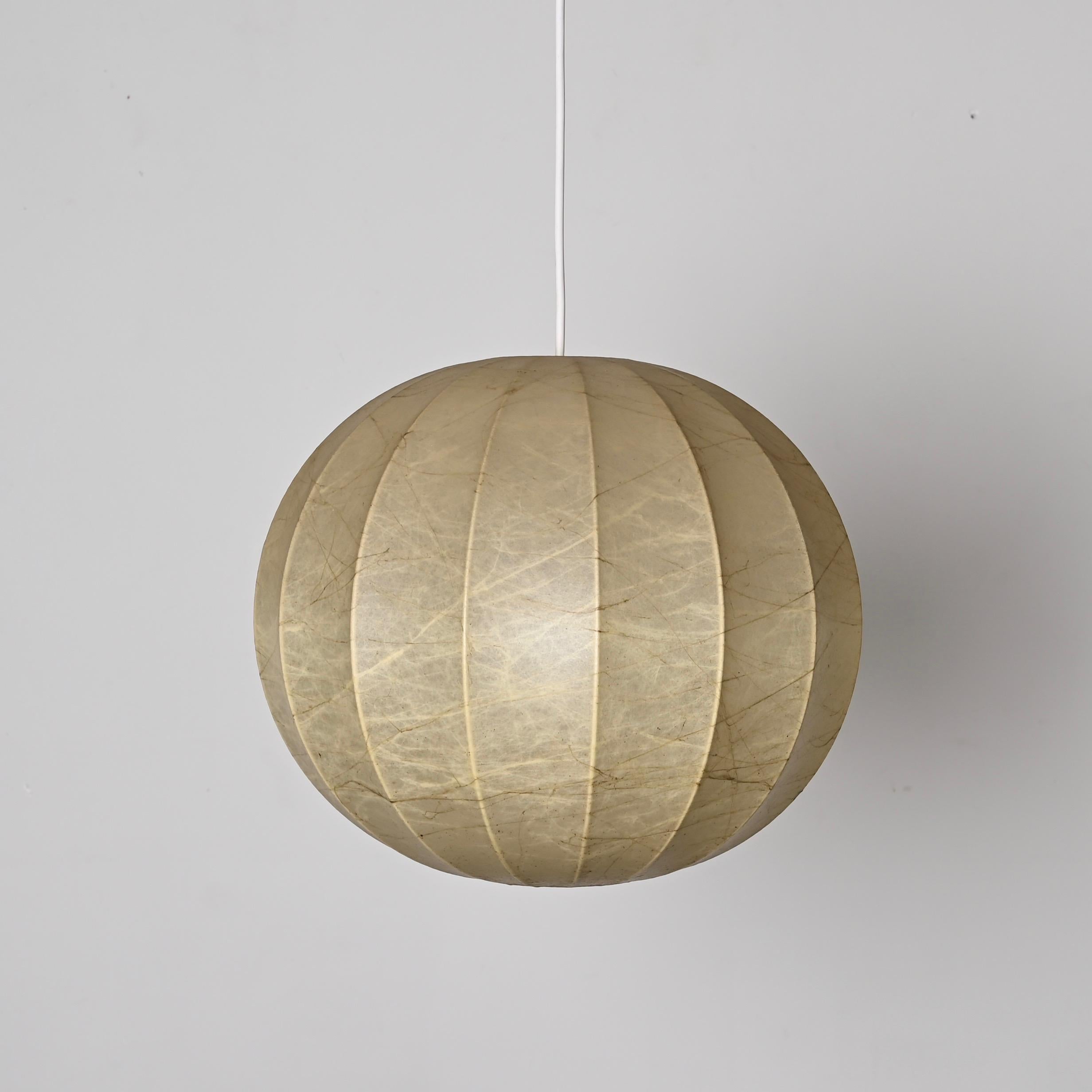Stunning 'Cocoon' pendant in resin and steel. This lovely pendant lamp was designed by Achille Castiglioni in Italy in the 1960s.

This iconic piece features a round shade made in a natural soft resin which covers a metal frame with a regular and