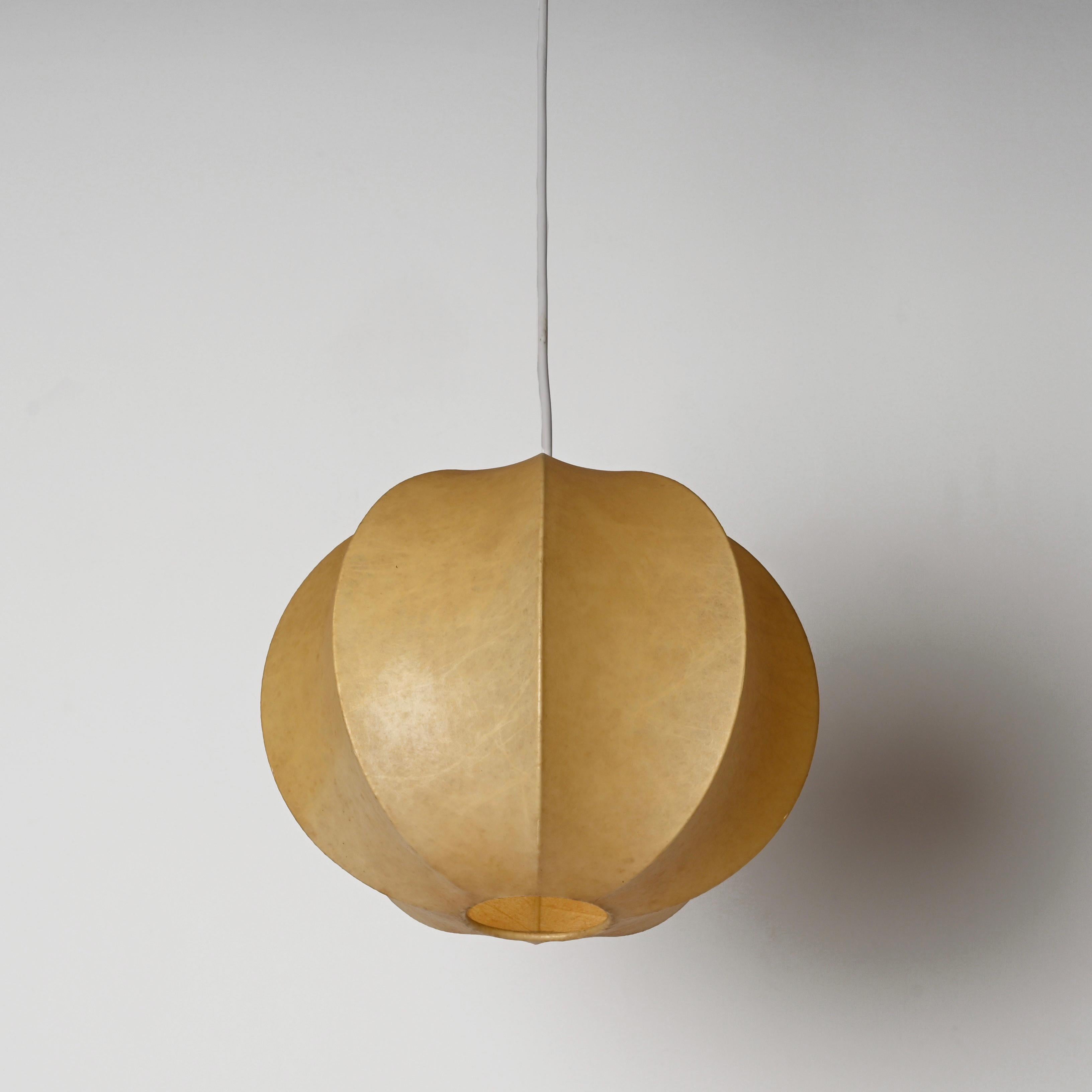 Stunning mid-century beige cocoon pendant in resin and steel. This gorgeous cocoon ceiling lamp was designed by Achille Castiglioni in Italy in the 1960s.

This cocoon has a marvelous vintage beige patina that makes it incredibly charming and unique