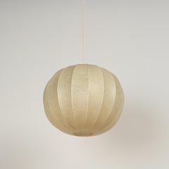 Achille Castiglioni Beigefarbene "Cocoon"-Hängeleuchte aus der Jahrhundertmitte, Italien 1960er Jahre