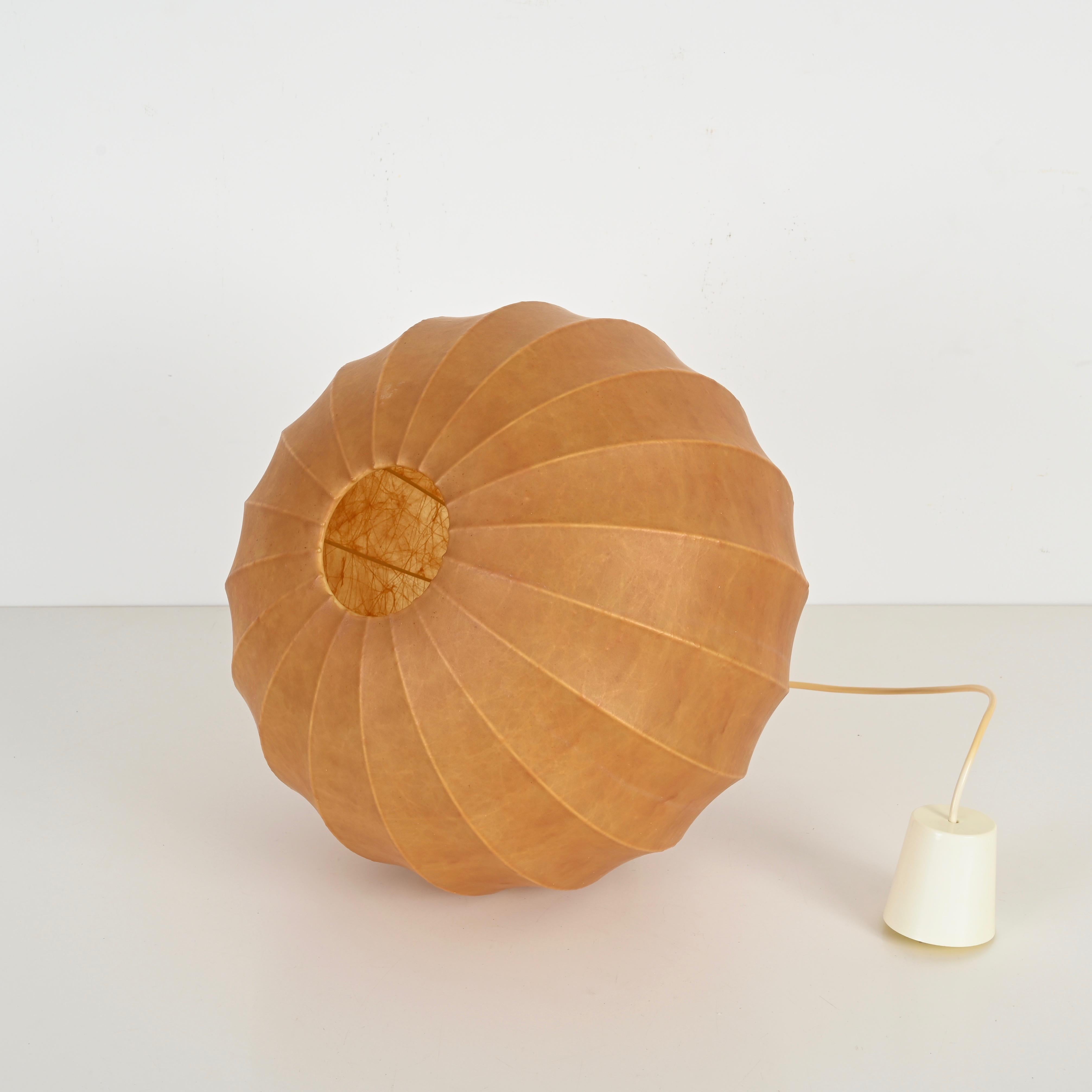 Mid-Century Modern Pendentif rond beige « Cocoon » Achille Castiglioni, Italie, années 1960 en vente