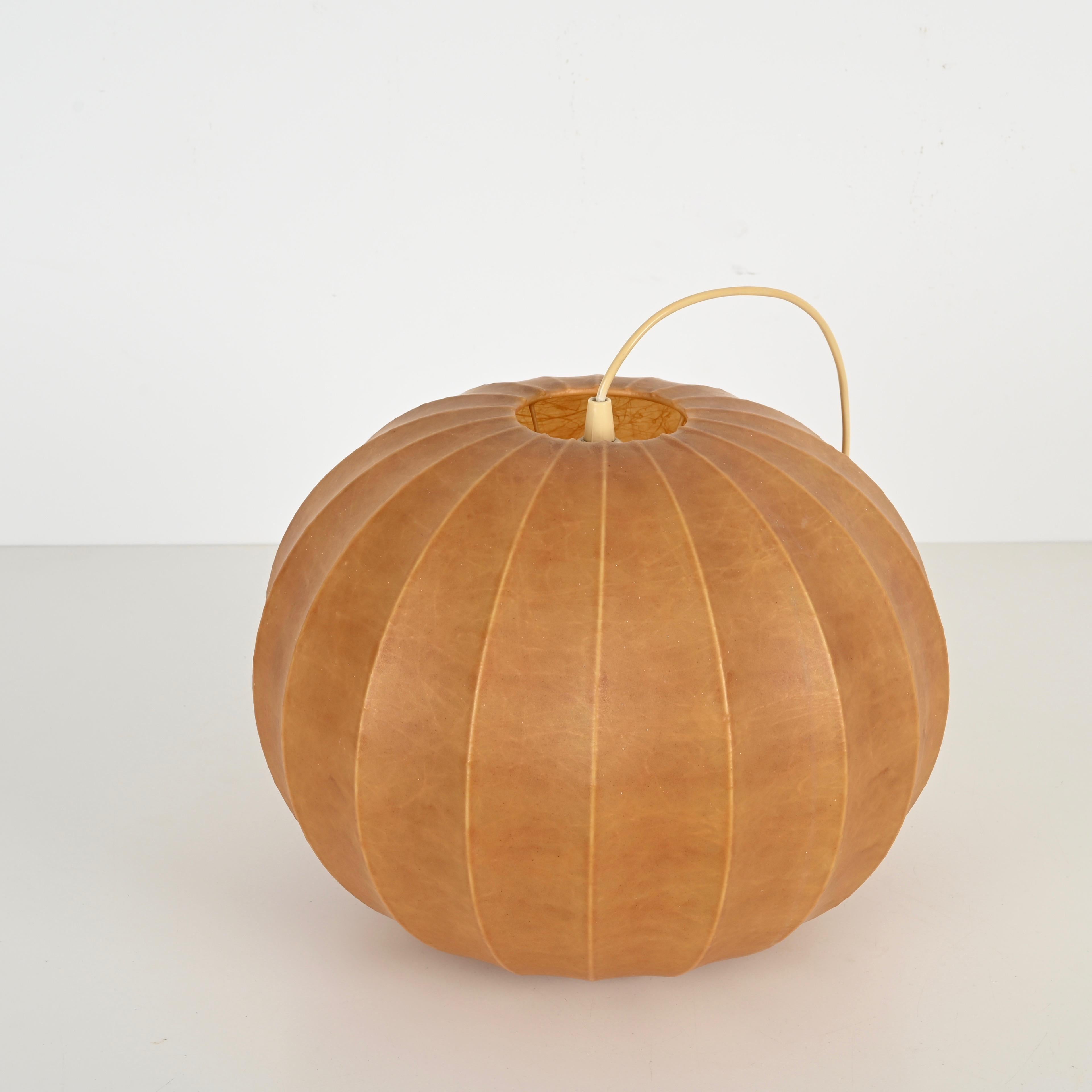 italien Pendentif rond beige « Cocoon » Achille Castiglioni, Italie, années 1960 en vente