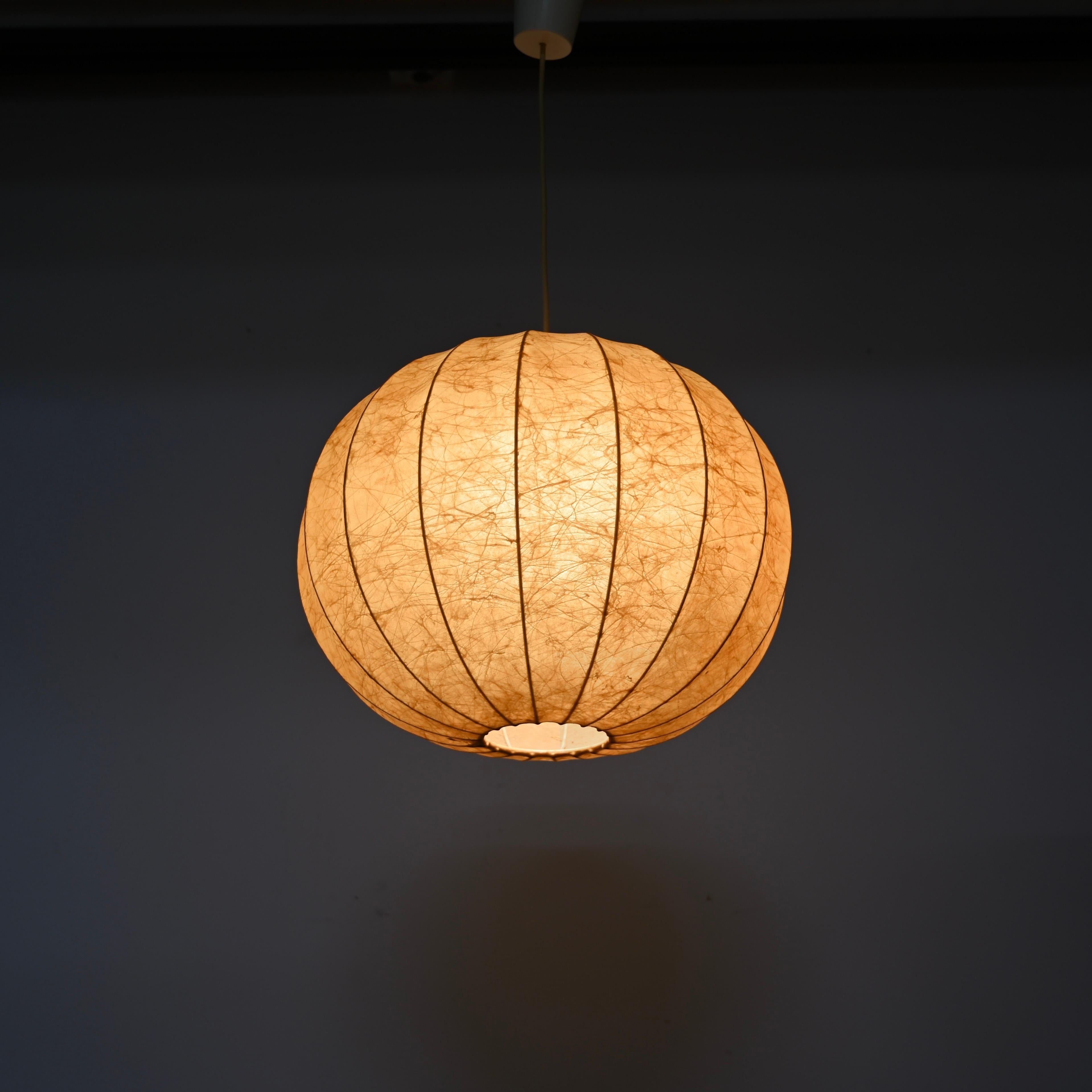 Pendentif rond beige « Cocoon » Achille Castiglioni, Italie, années 1960 Bon état - En vente à Roma, IT