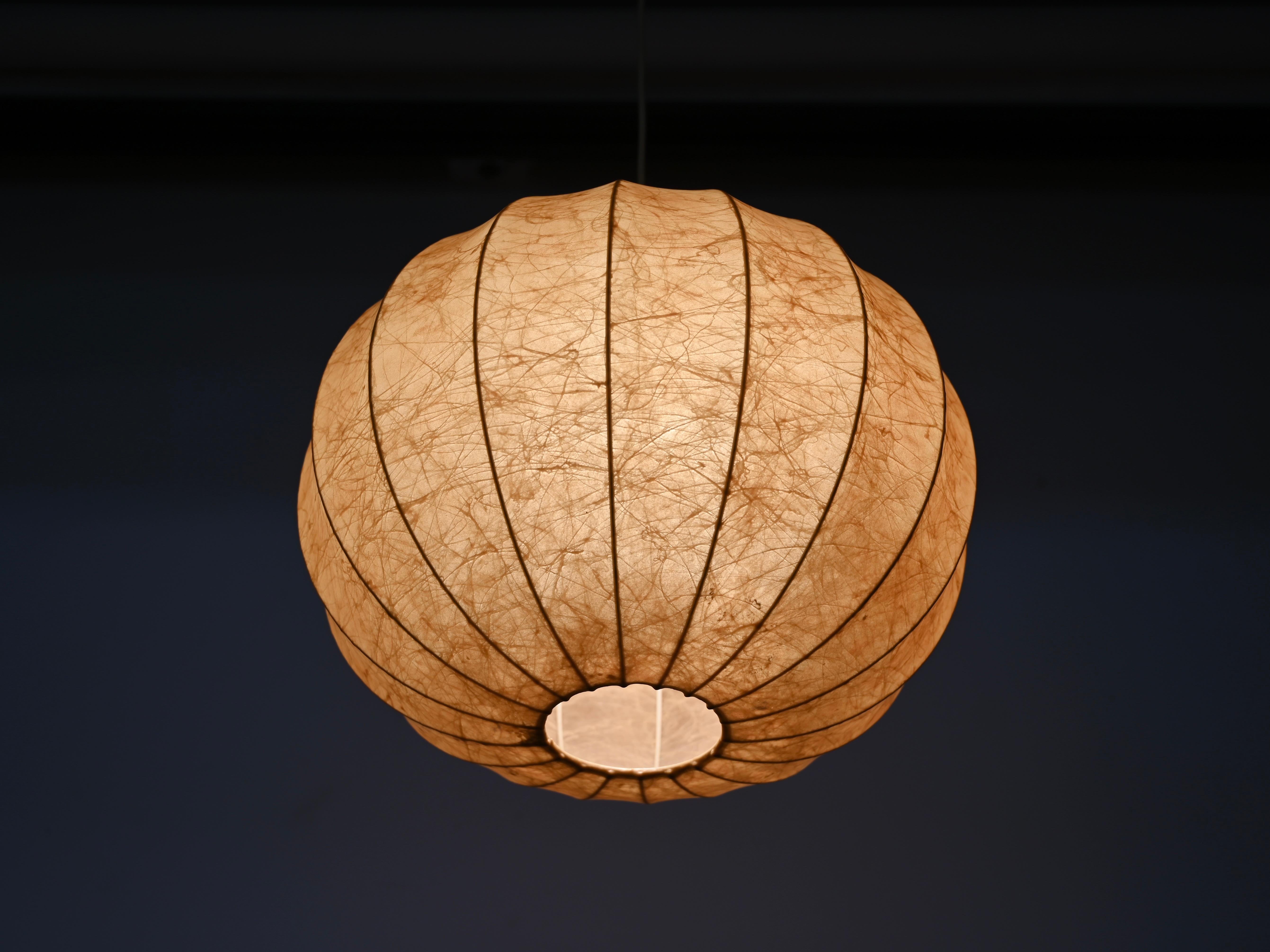 Milieu du XXe siècle Pendentif rond beige « Cocoon » Achille Castiglioni, Italie, années 1960 en vente
