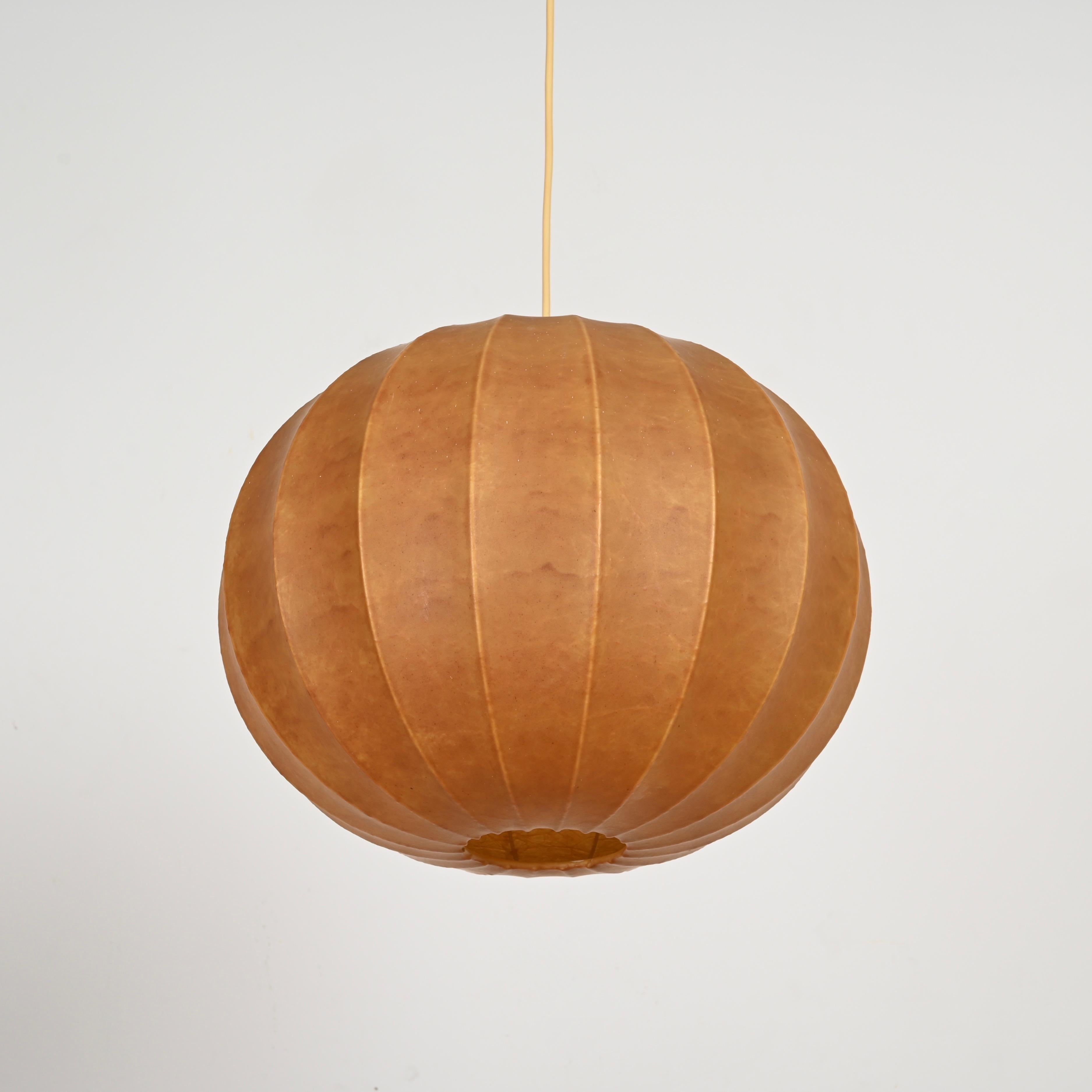 Métal Pendentif rond beige « Cocoon » Achille Castiglioni, Italie, années 1960 en vente