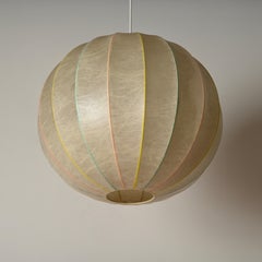 Achille Castiglioni Große beigefarbene runde Kokon-Hängeleuchte aus der Jahrhundertmitte, Italien 1960er Jahre