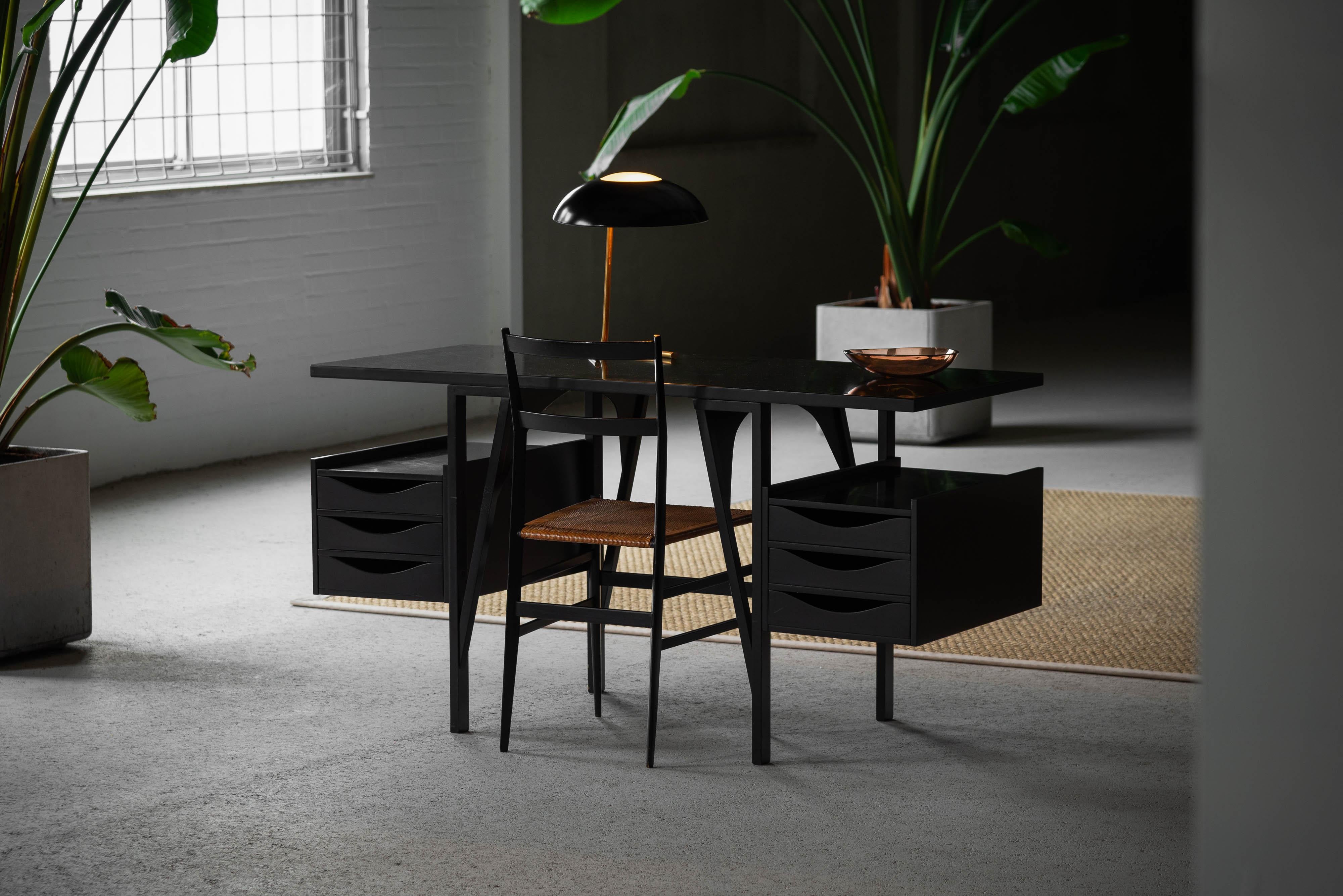 Très beau bureau post-moderne 'Quark' conçu par Achille Castiglioni et fabriqué par BBB Bonacina, Italie 1982. La série Quark comprenait plusieurs bureaux conçus comme un système modulaire. Les bureaux ont une structure cohérente et les clients