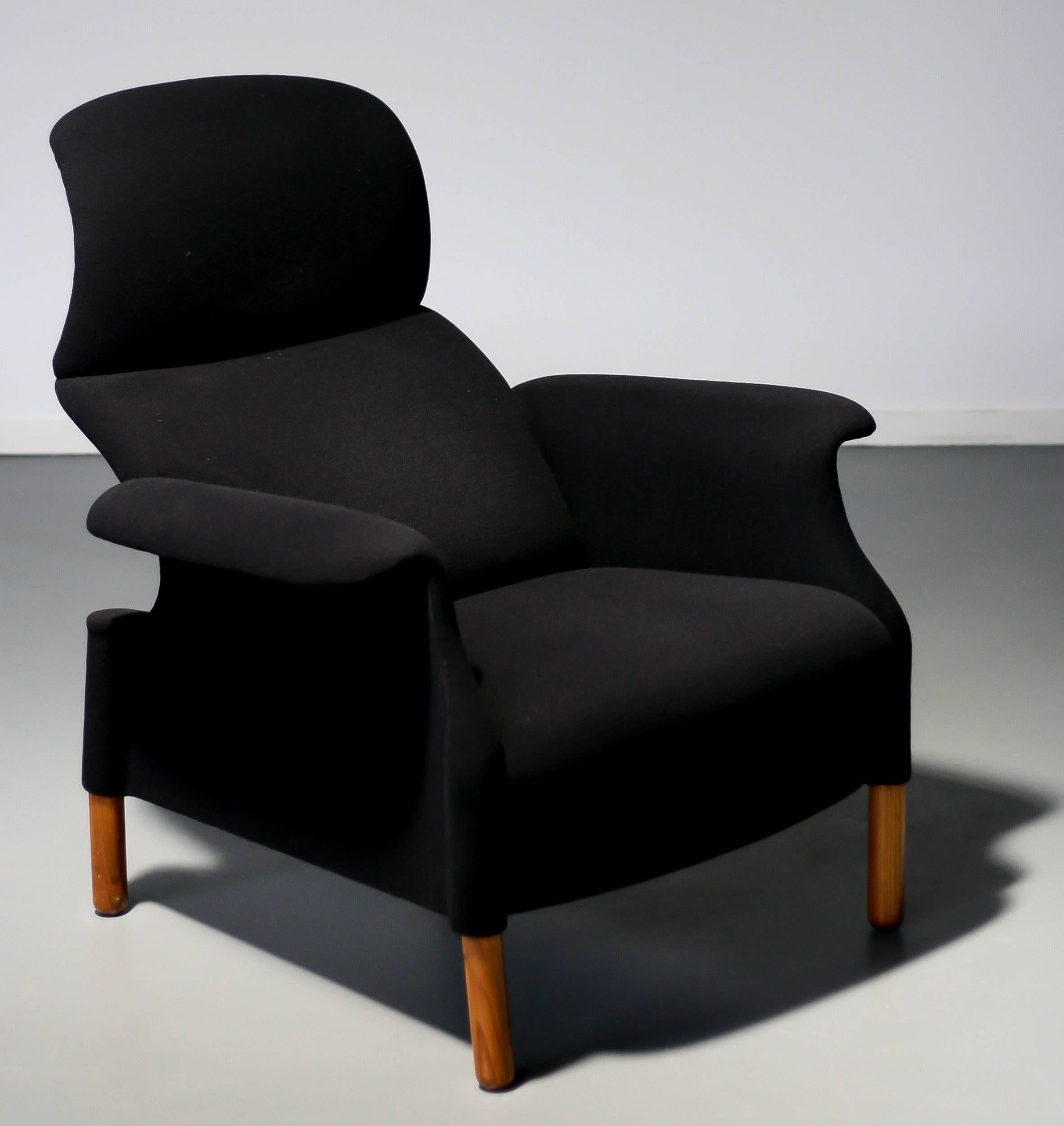 Early Achille Castiglioni San Luca chair manufactured by Gavina.
Original black wool felt upholstery in excellent condition, oak legs.


   
