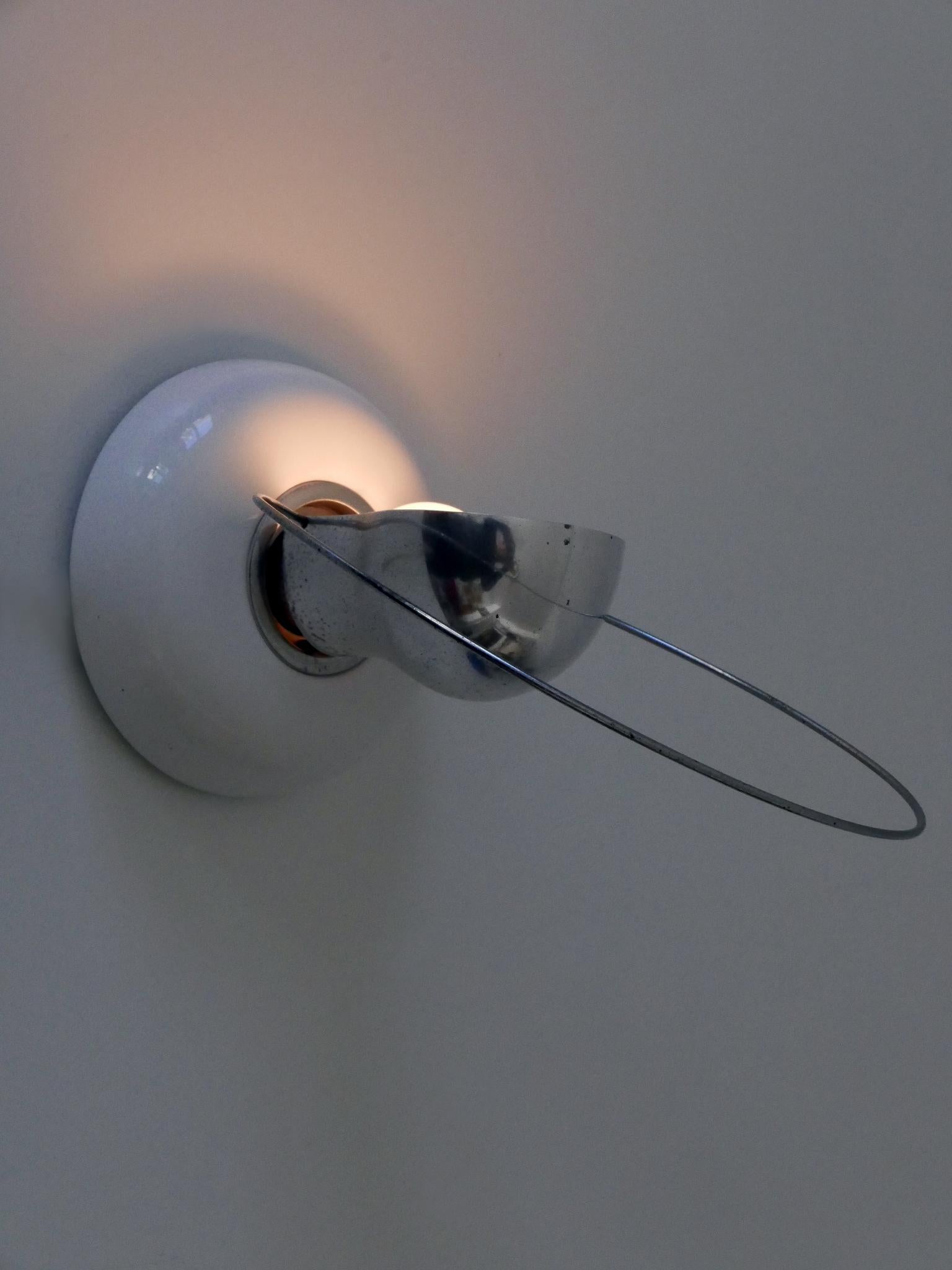 Incredibile e scultorea applique o lampada da parete in stile Mid-Century Modern. Modello 'Bisbi'. Con paralume rotante. Disegnato da Achille Castiglioni per Flos, Italia, anni Settanta. Etichetta del produttore all'interno della piastra di