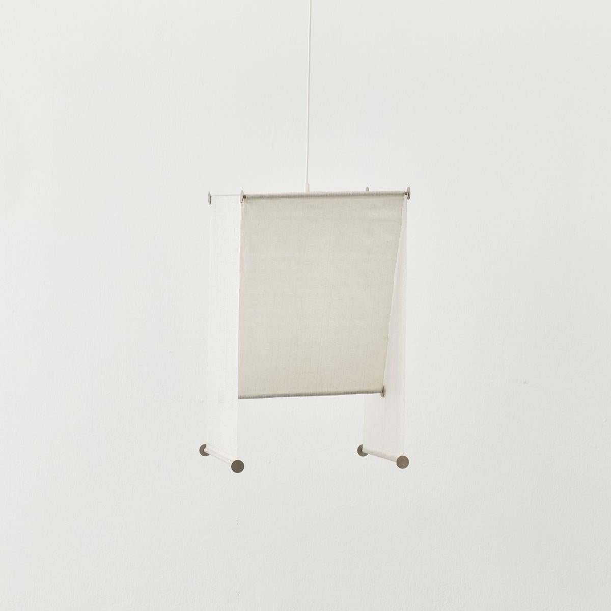 La luce viene temperata e diffusa da questi rari ciondoli, un elegante contrasto di forme primarie moderniste e di tessuto strutturato. Achille Castiglioni (1918-2002) e suo fratello Pier Giacomo occupano una posizione di primaria importanza nel