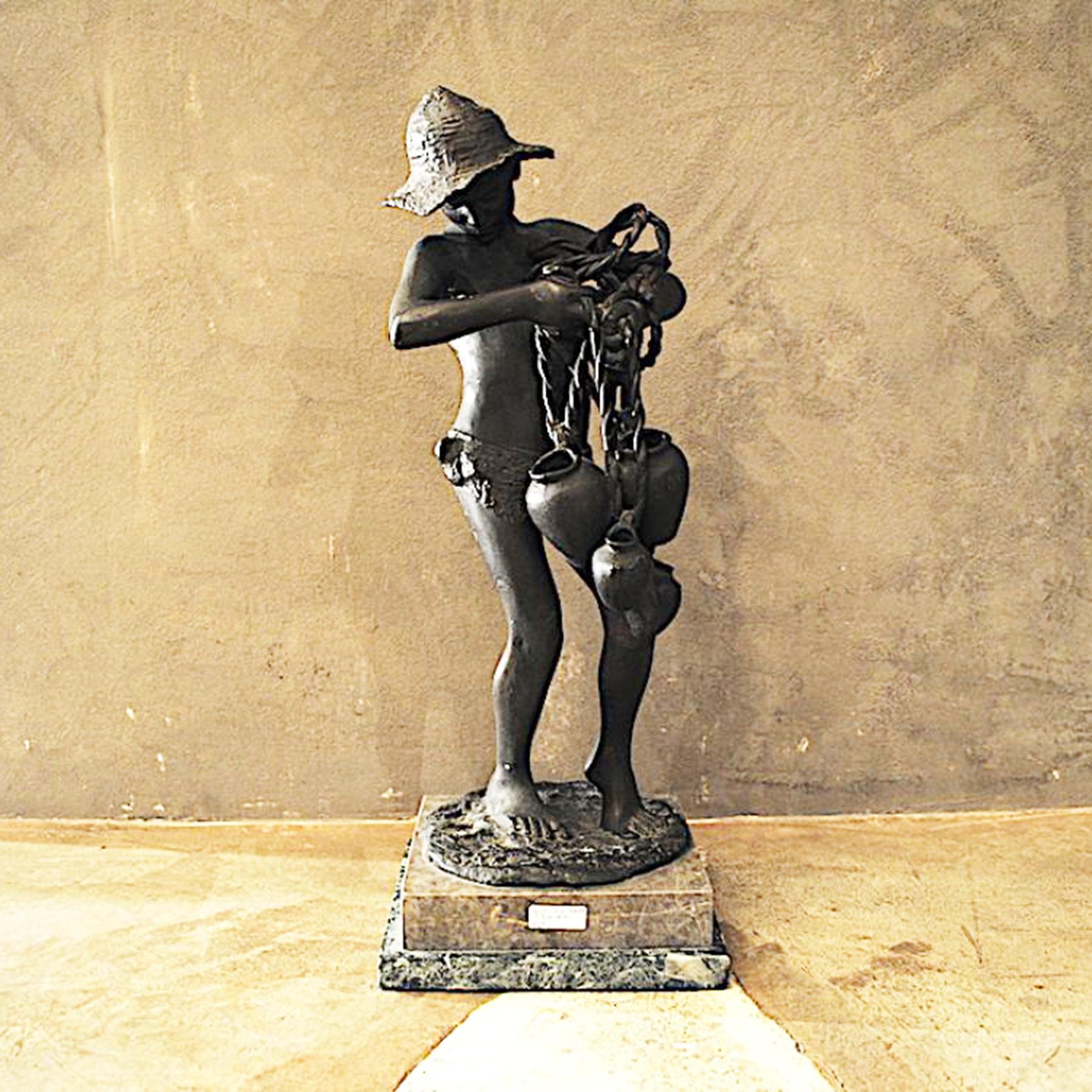 Bronze sculpture on black marble base depicting a young boy holding some pots. Engraved signature of the artist. Manufactured in Italy, early 20th century.