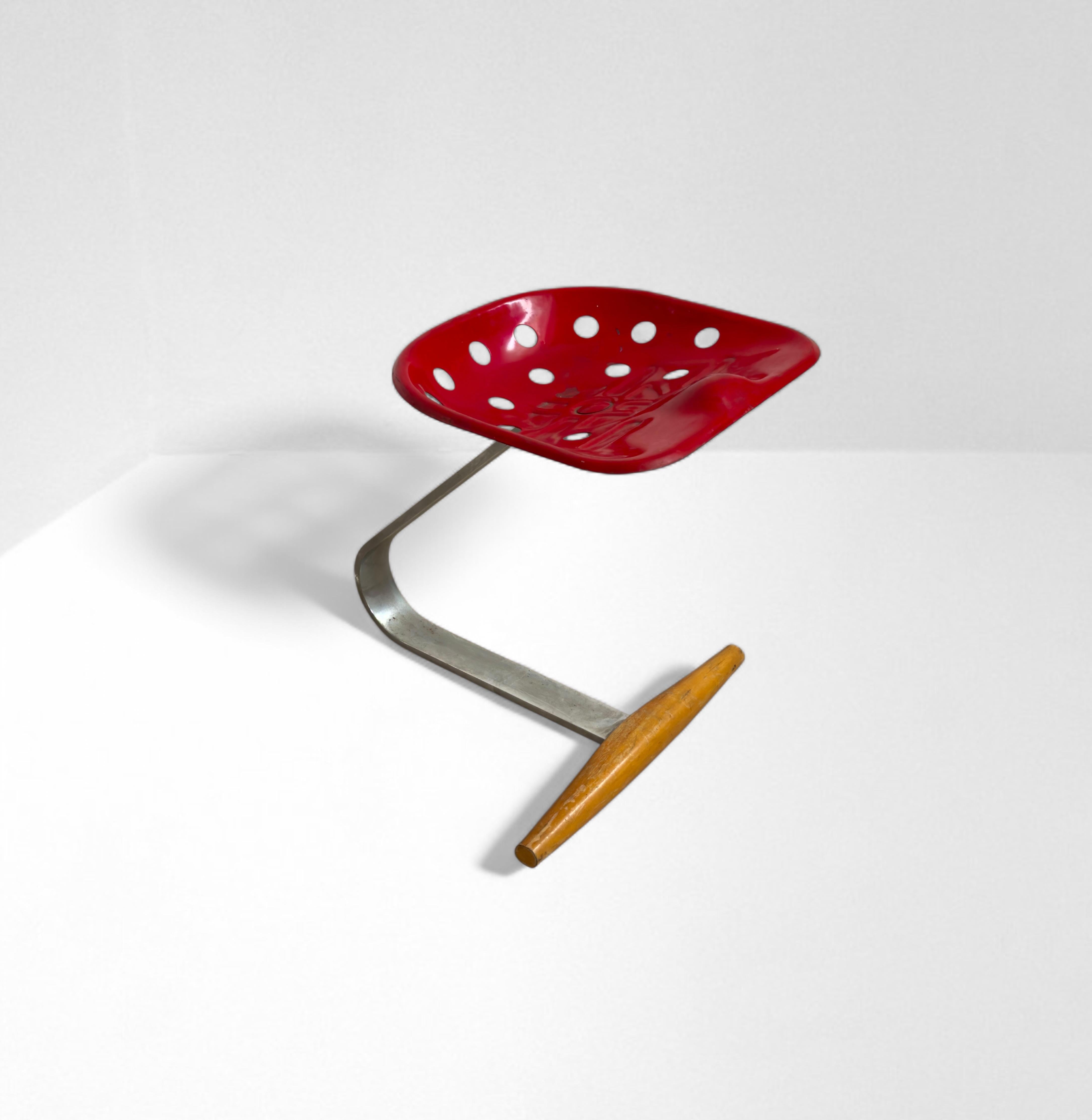 STOOL MOD. MEZZADRO 
Support en acier chromé et base en bois de hêtre, siège en tôle moulée et peinte. Prod. Zanotta 1970
Bibliographie : Giuliana Gramigna, 