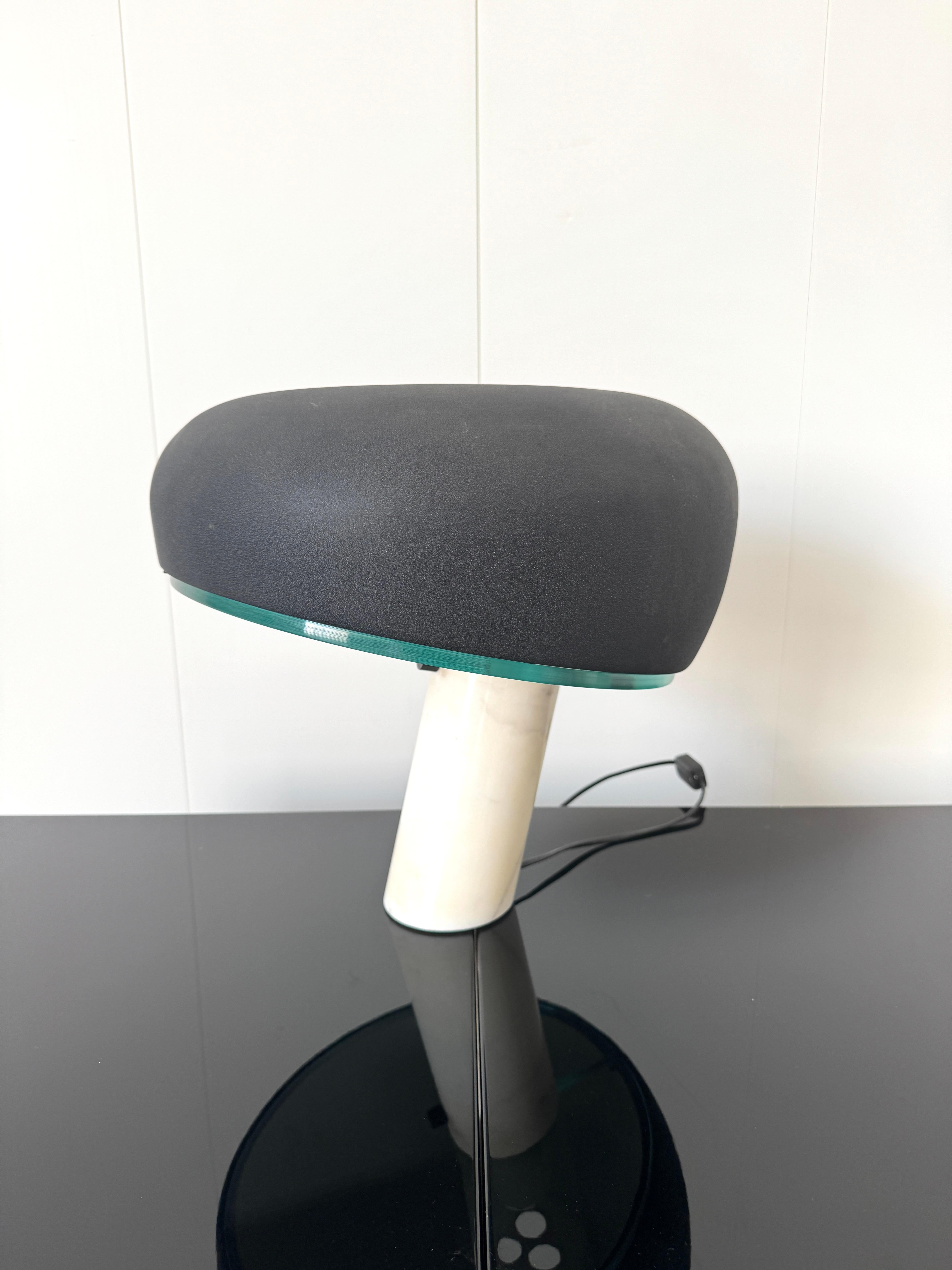 Iconica lampada da tavolo mod. Snoopy con base in marmo, riflettore in metallo. Prod. Flos, Italia, dal 1967 Bibliografia G. Gramigna, Repertorio 1950 - 1980, p. 259, Mondadori, 1985; The Complete designers’ lights II, p. 257., Clemence & Didier