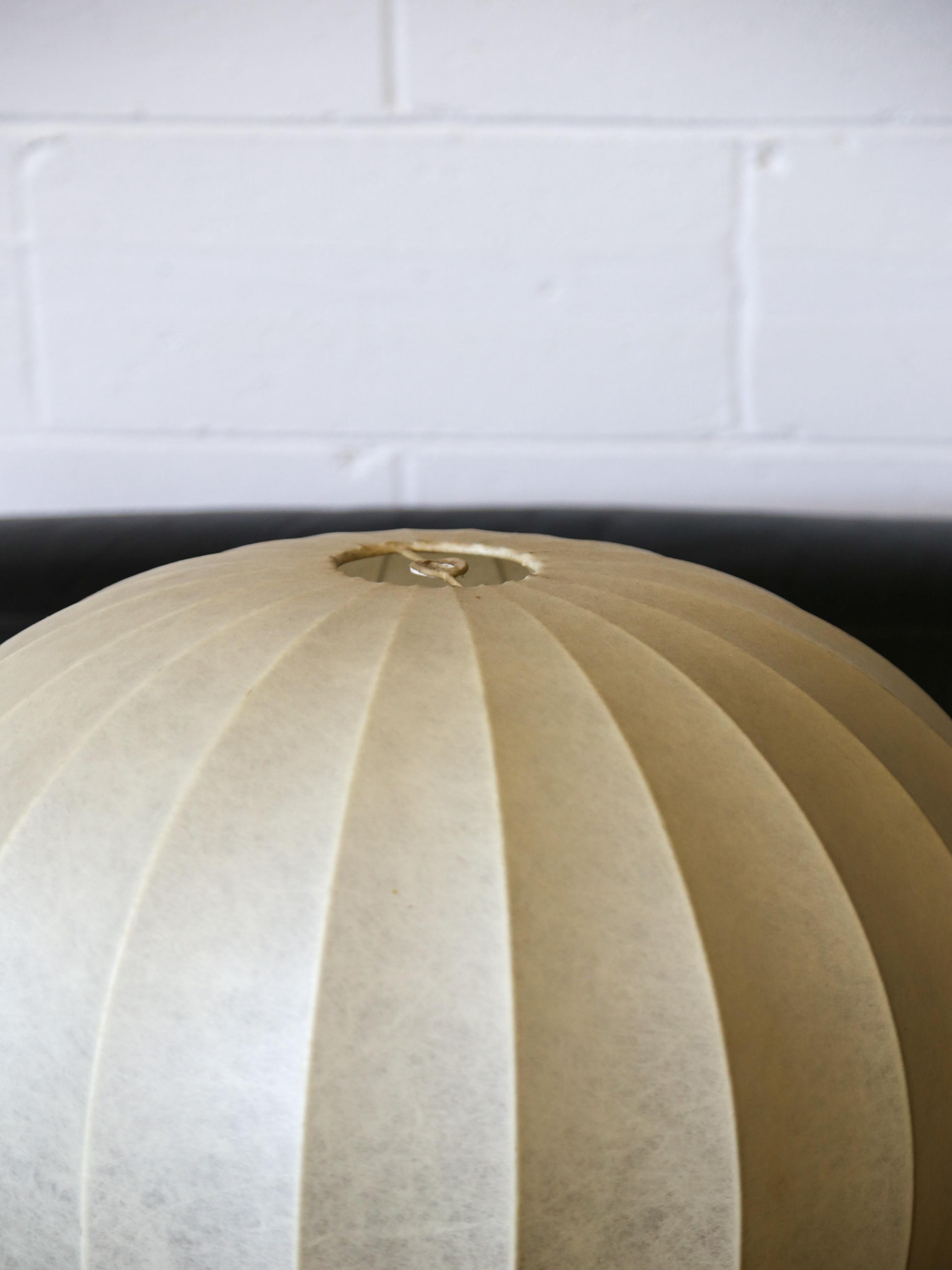 Achille e Pier Giacomo Castiglioni sono famosi designer italiani noti per i loro design innovativi e funzionali, in particolare nel campo dell'illuminazione. Una delle loro creazioni di spicco è la lampada a sospensione Cocoon, che esemplifica