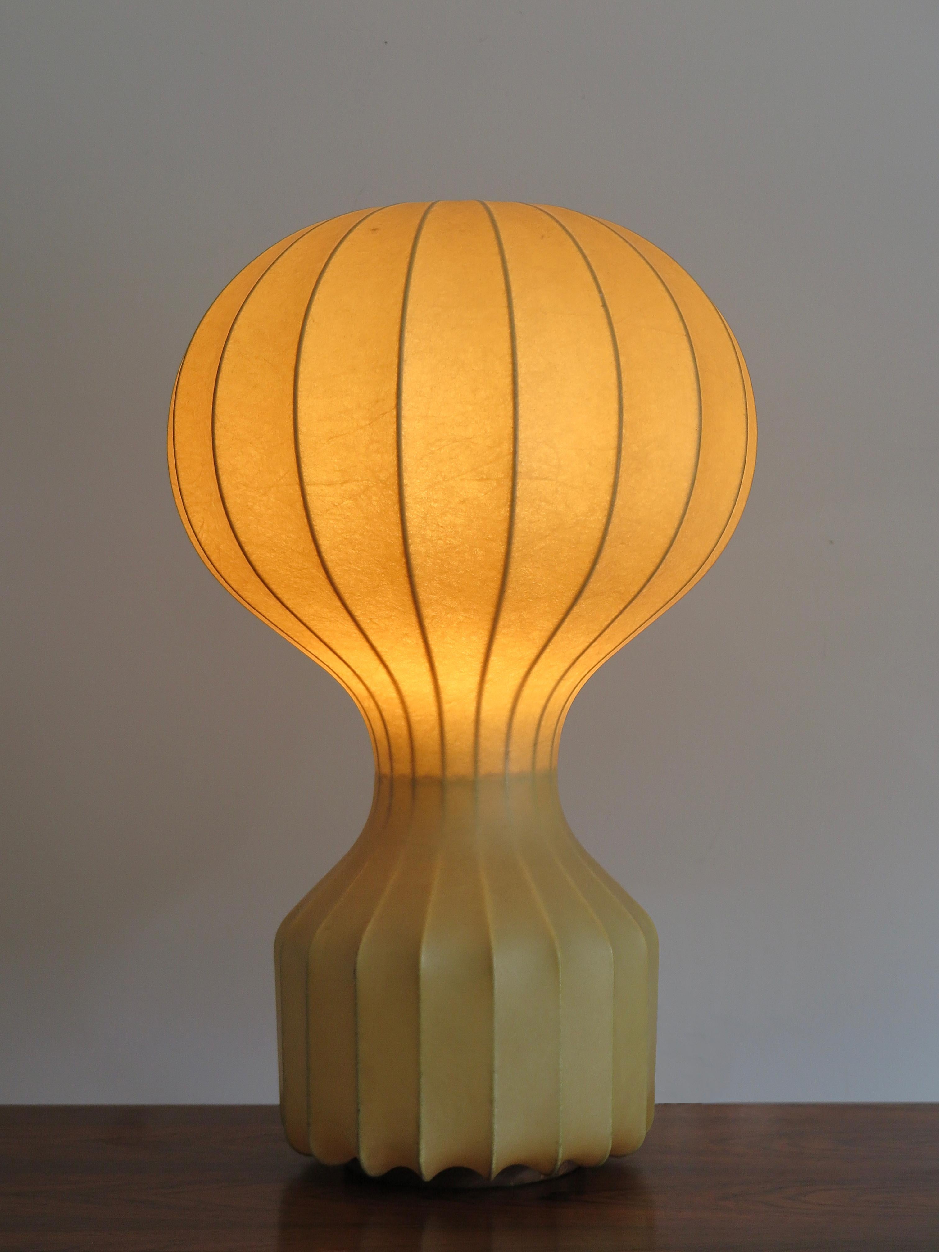 A Italian Mid-Century Modern table lamp ‘Gatto’ model designed by Achille & Pier Giacomo Castigioni for Flos in 1962.
Internal structure in iron rod covered in “cocoon” resin sprayed on the structure.
Manufacturer’s adhesive label