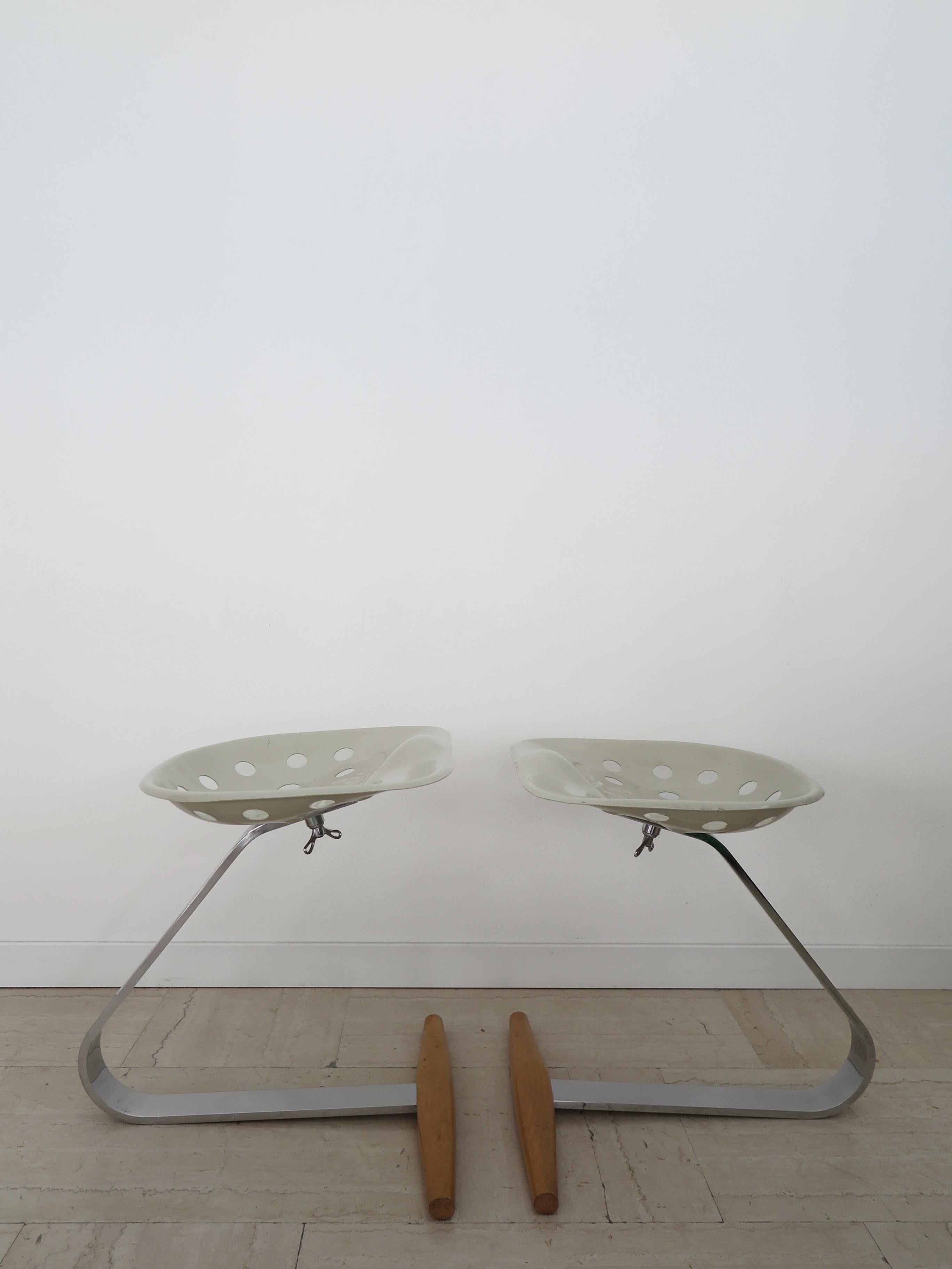 Couple of italian midcentury modern design stools Mezzadro model ‘sprung metal seat’ designed by Achille and Pier Giacomo Castiglioni for Zanotta in 1957 with painted metal seat, chromium-plated steel leg and natural beechwood base.
Signature of the